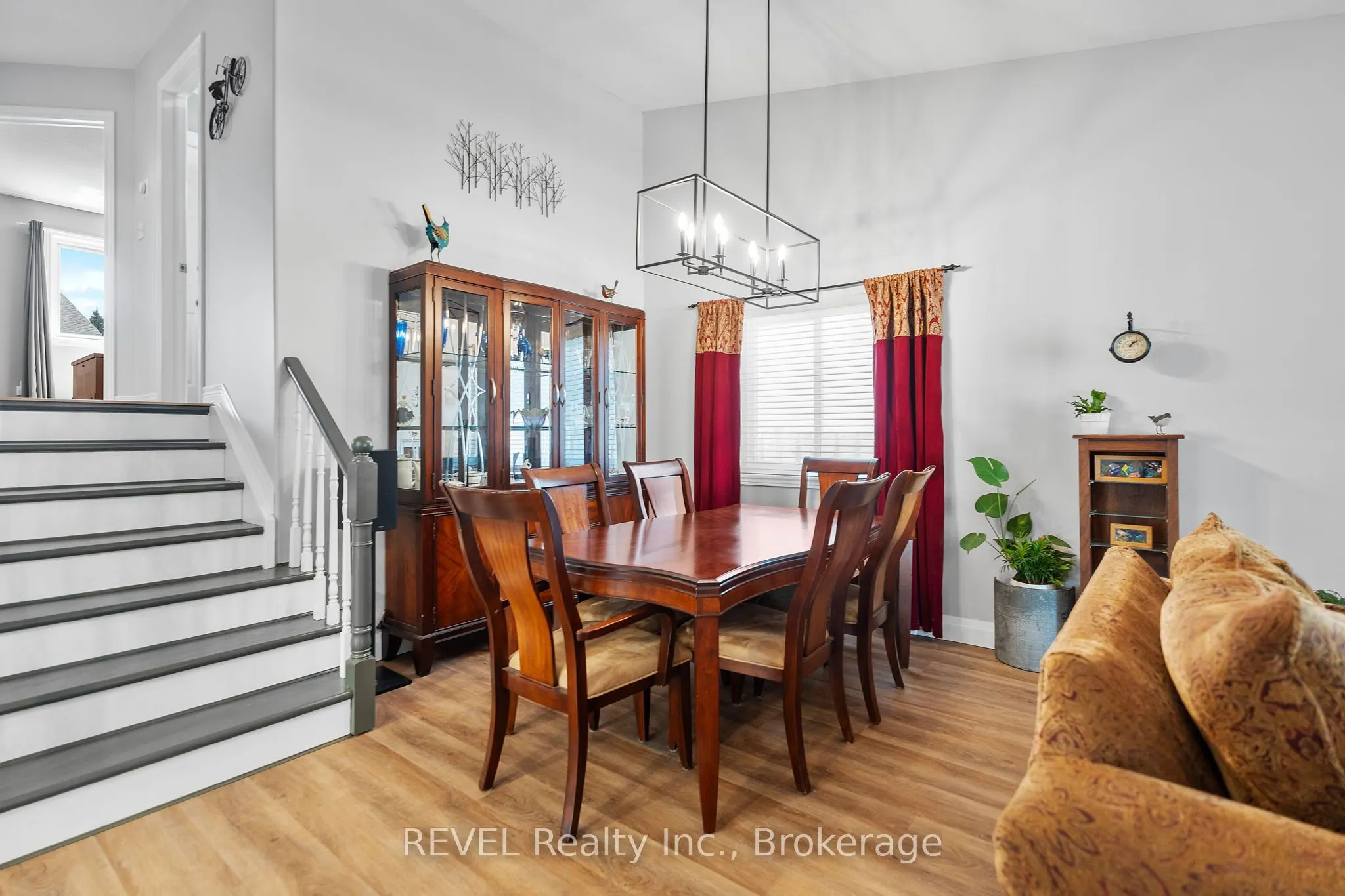 8116 WOODSVIEW Crescent