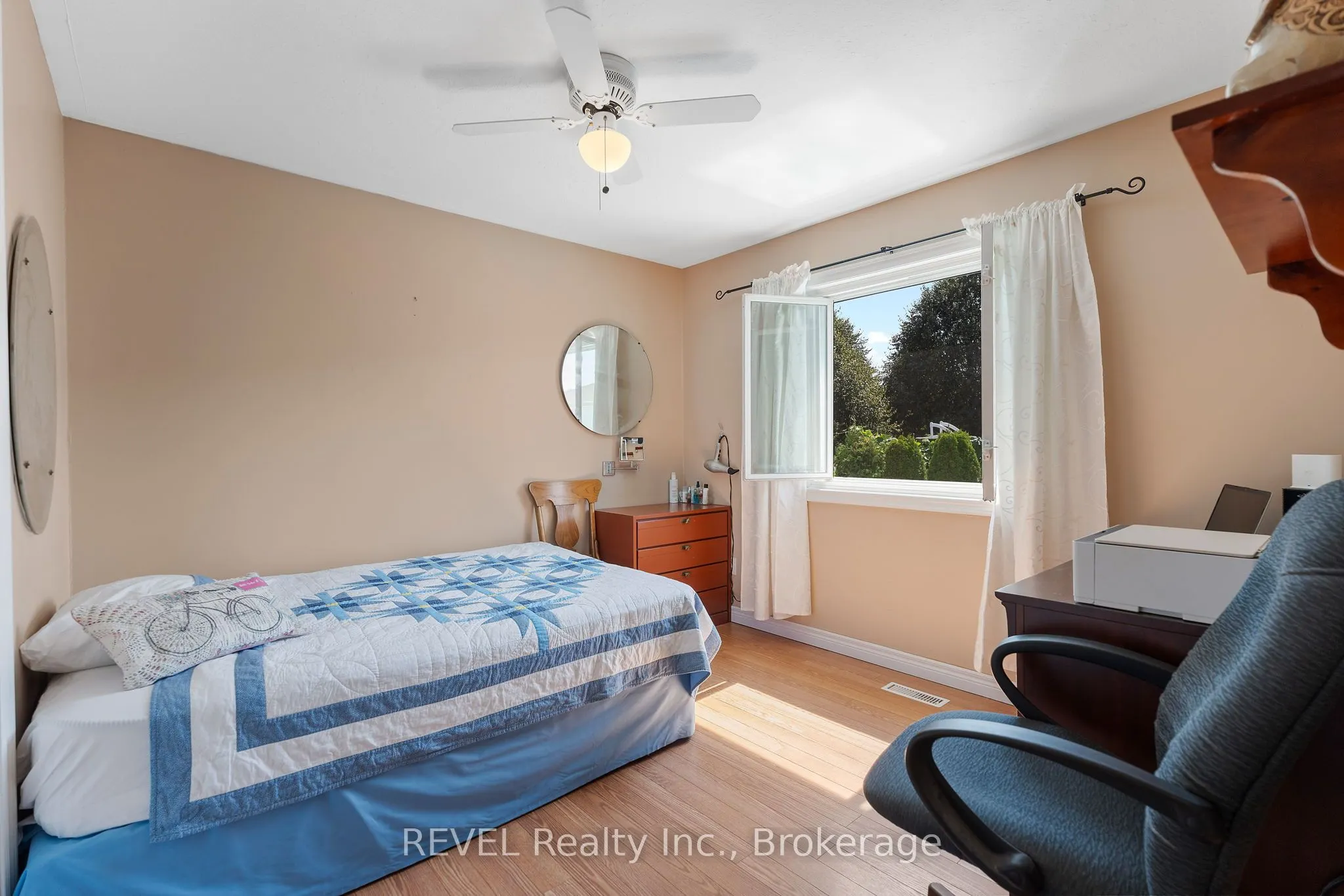 8116 WOODSVIEW Crescent
