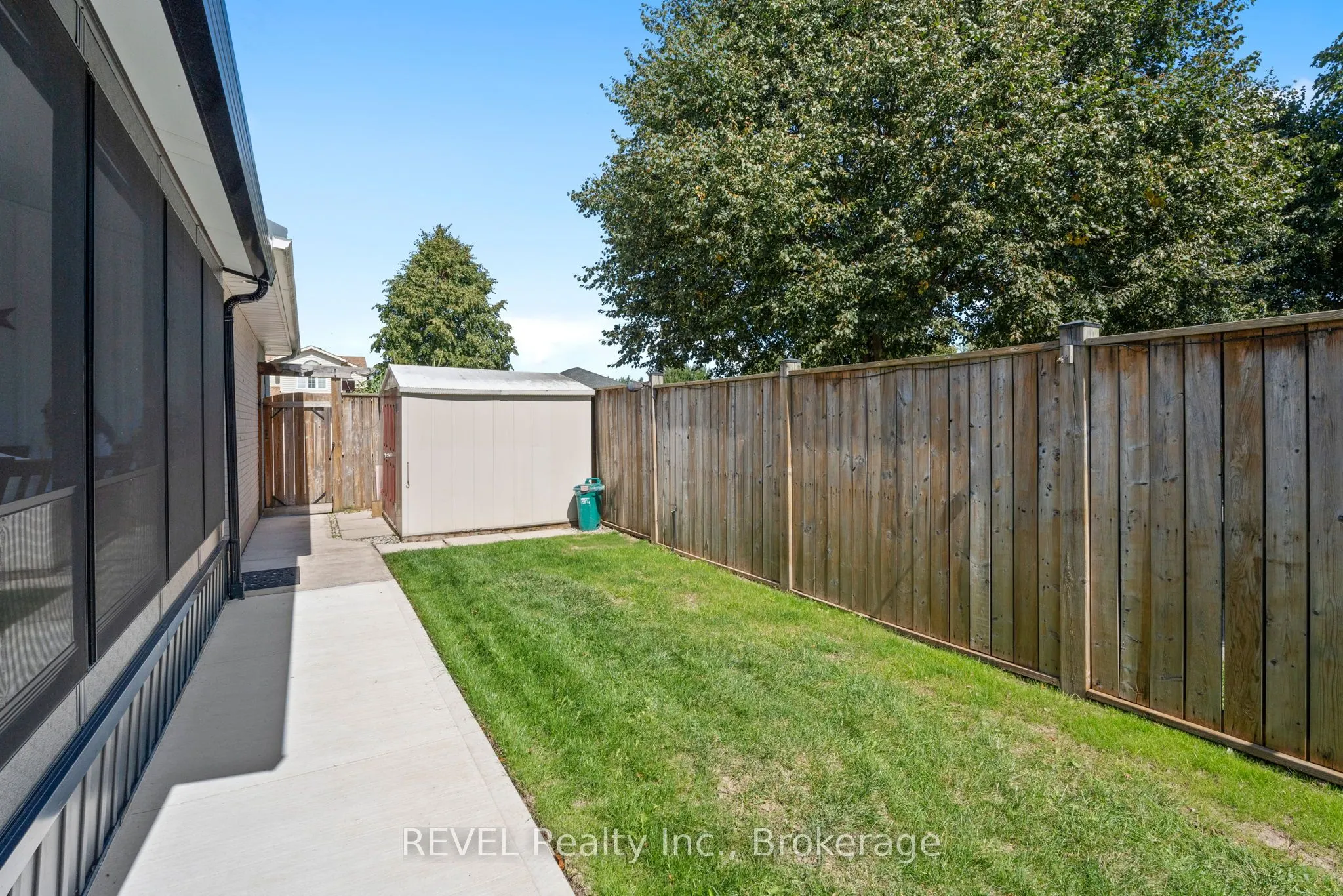 8116 WOODSVIEW Crescent
