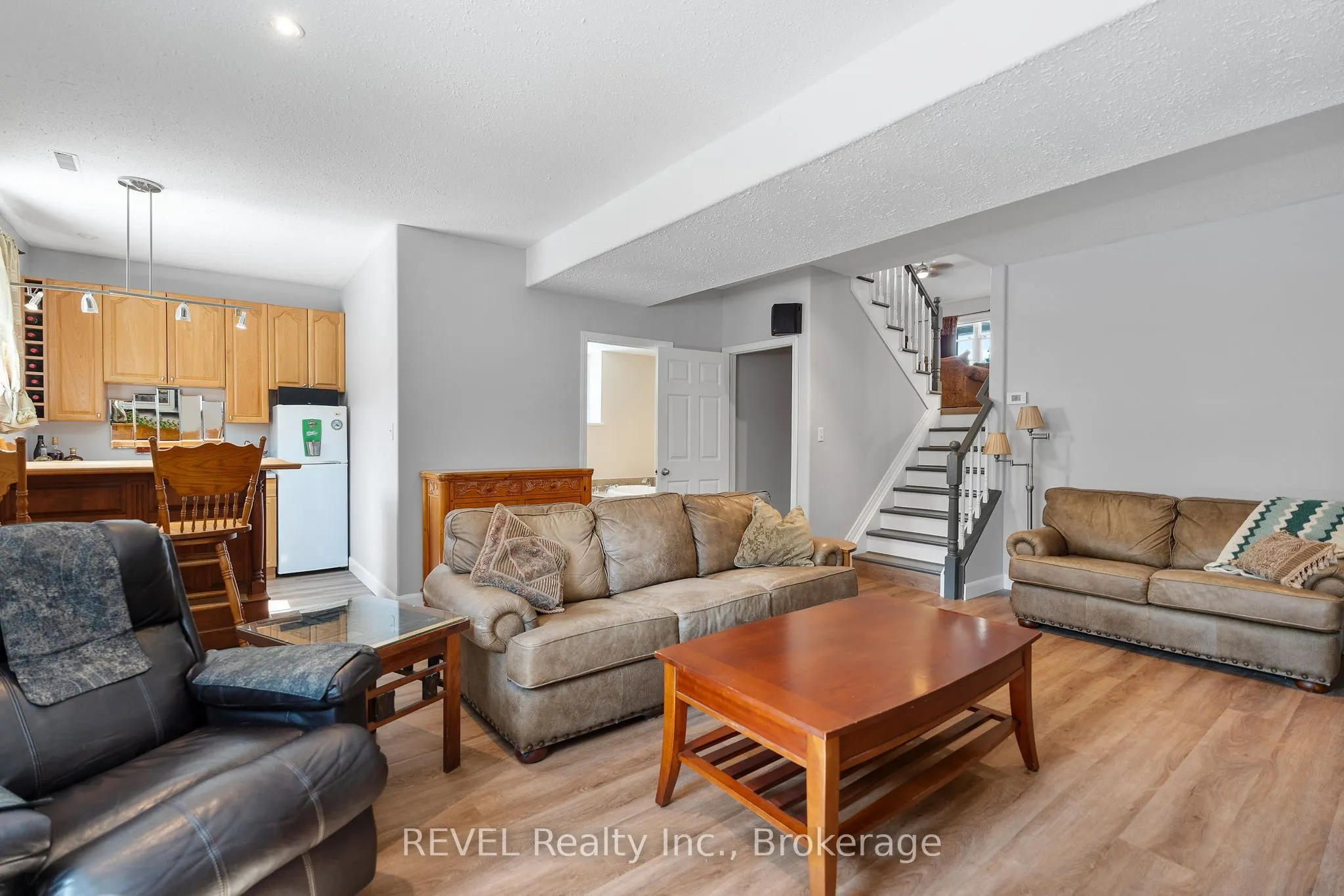 8116 WOODSVIEW Crescent