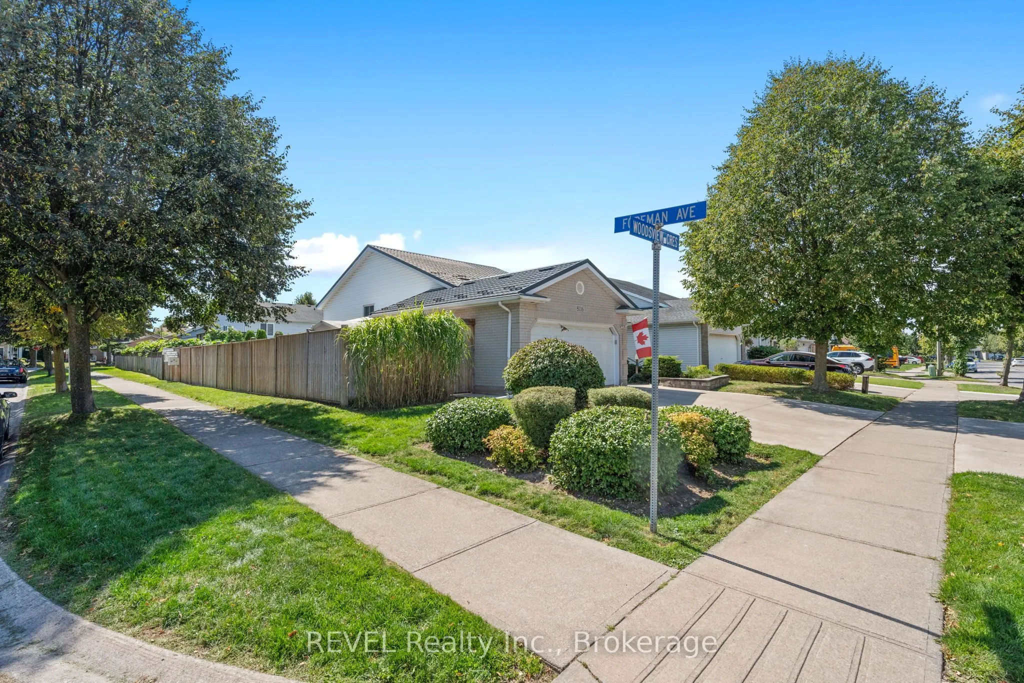 8116 WOODSVIEW Crescent