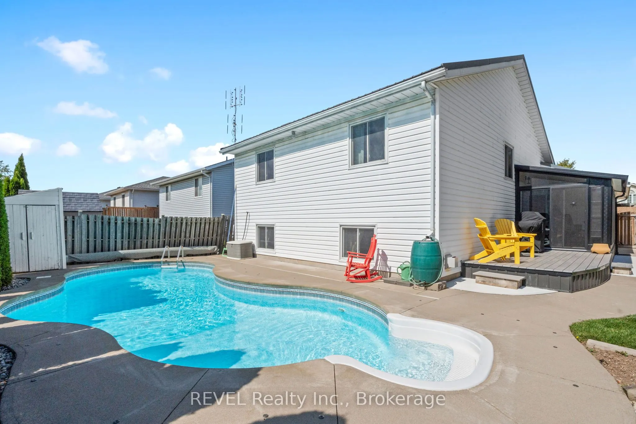 8116 WOODSVIEW Crescent