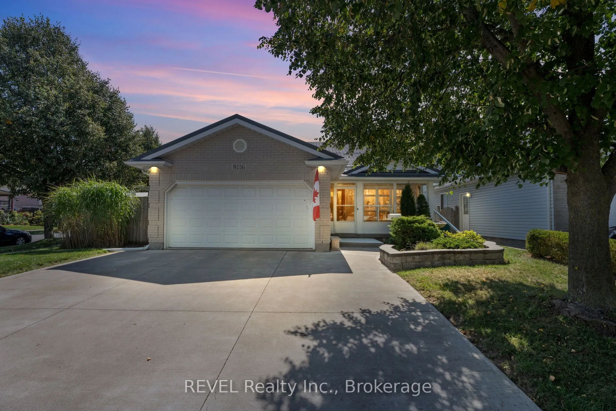 8116 WOODSVIEW Crescent