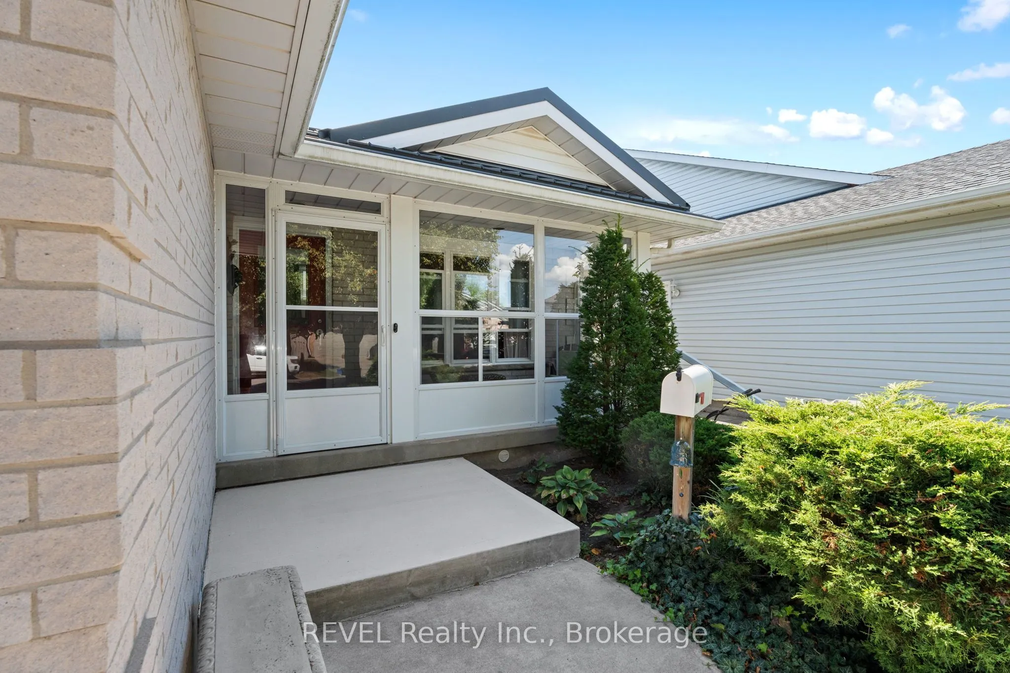 8116 WOODSVIEW Crescent