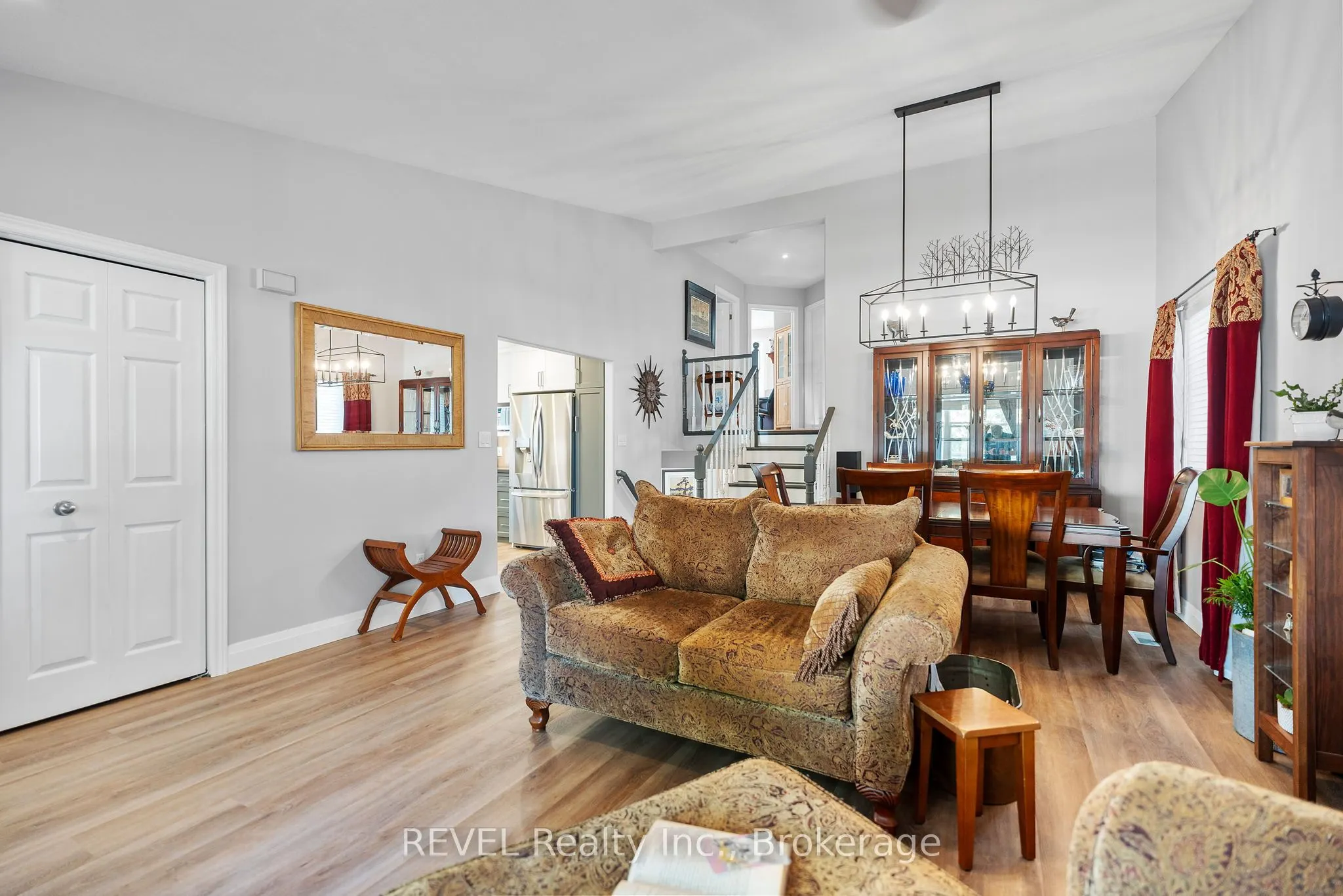8116 WOODSVIEW Crescent