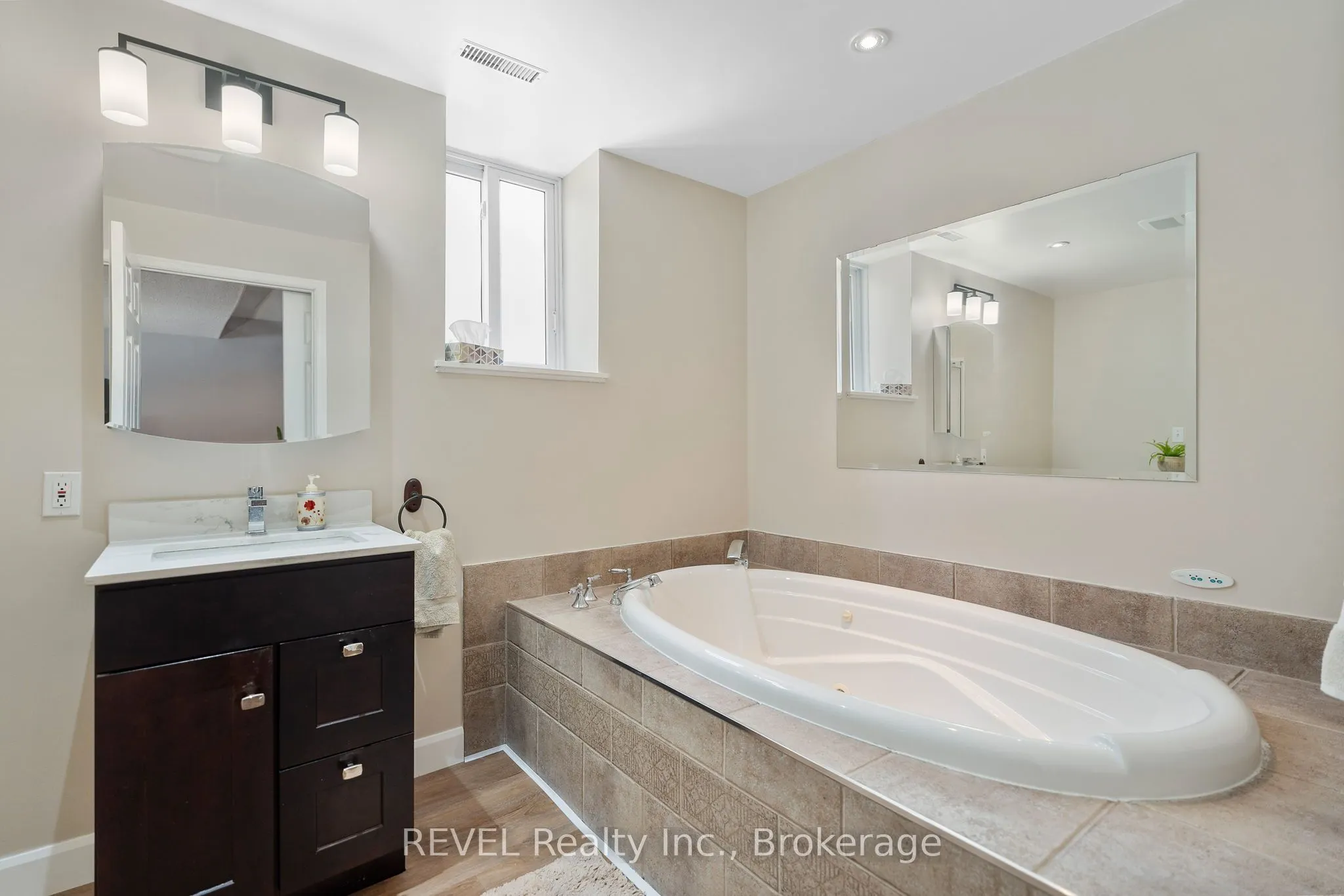 8116 WOODSVIEW Crescent