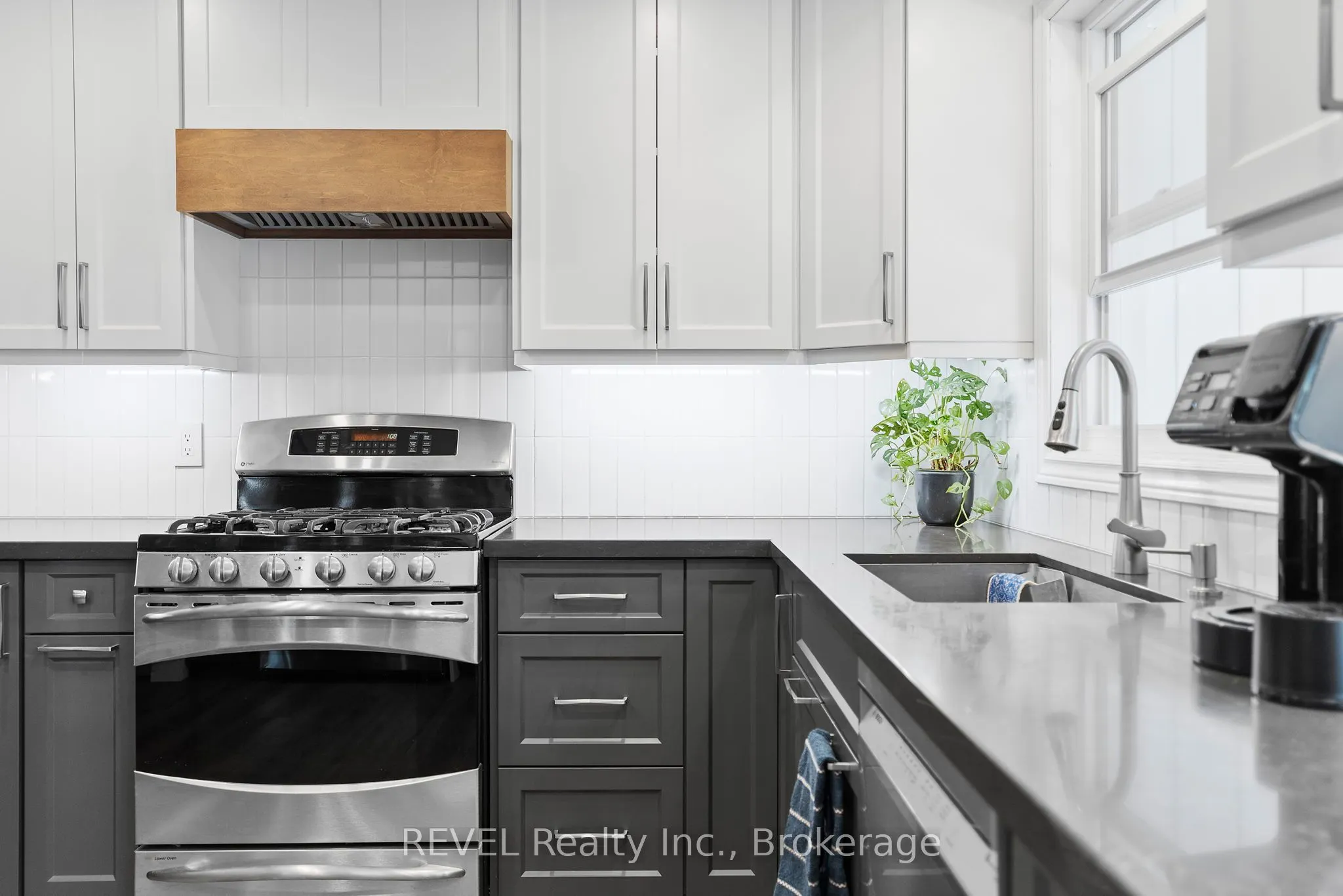 8116 WOODSVIEW Crescent