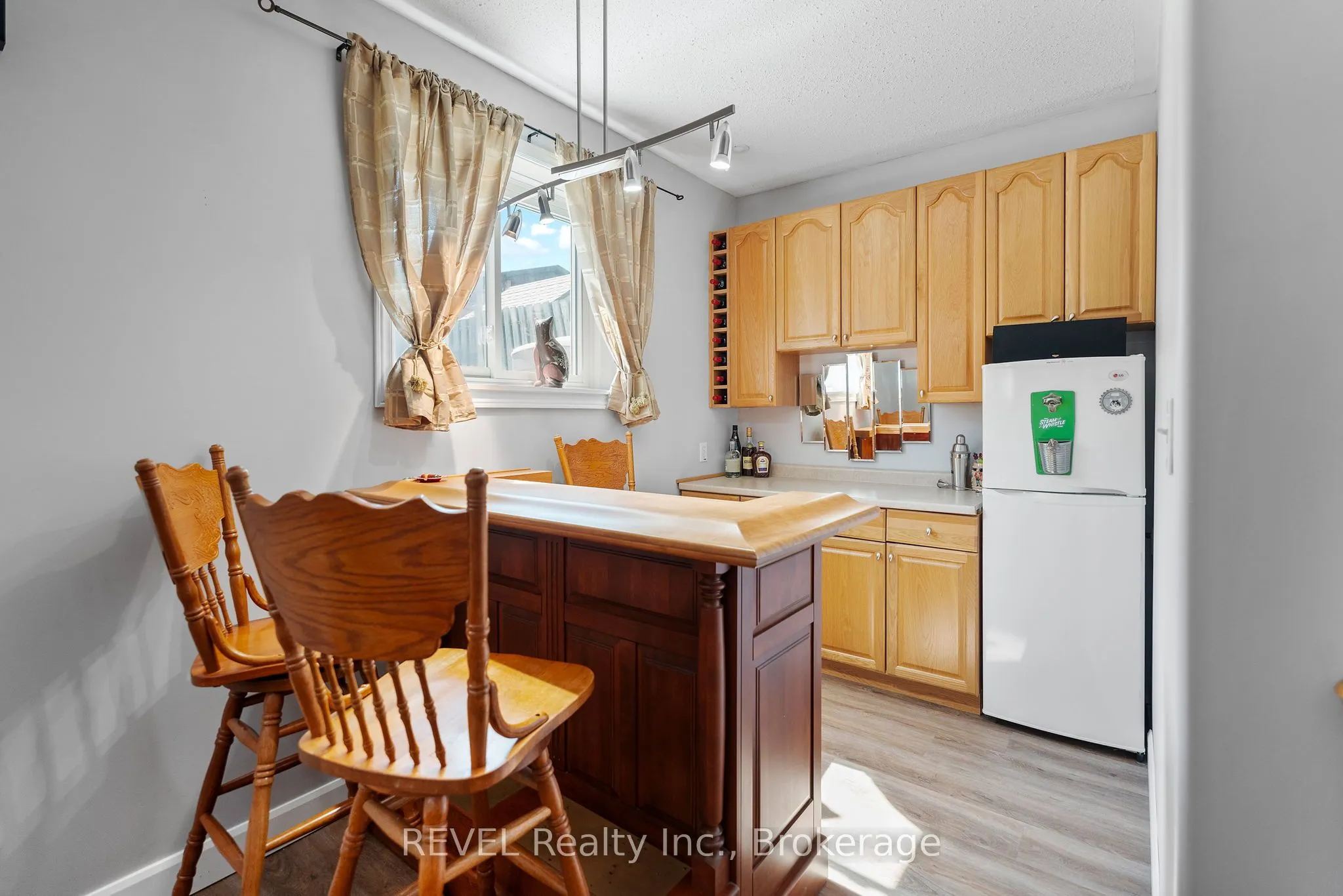 8116 WOODSVIEW Crescent