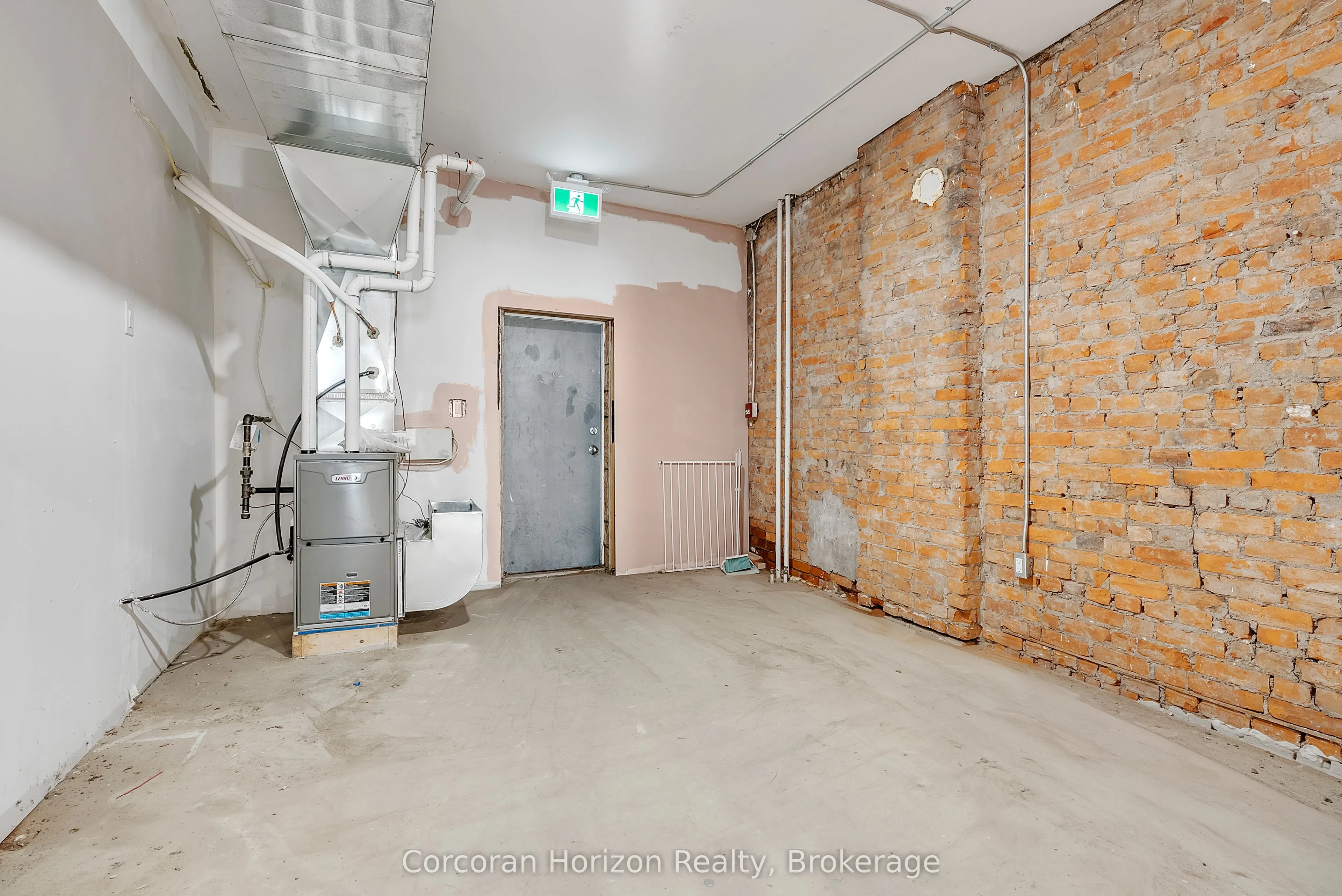 475 KING Street E