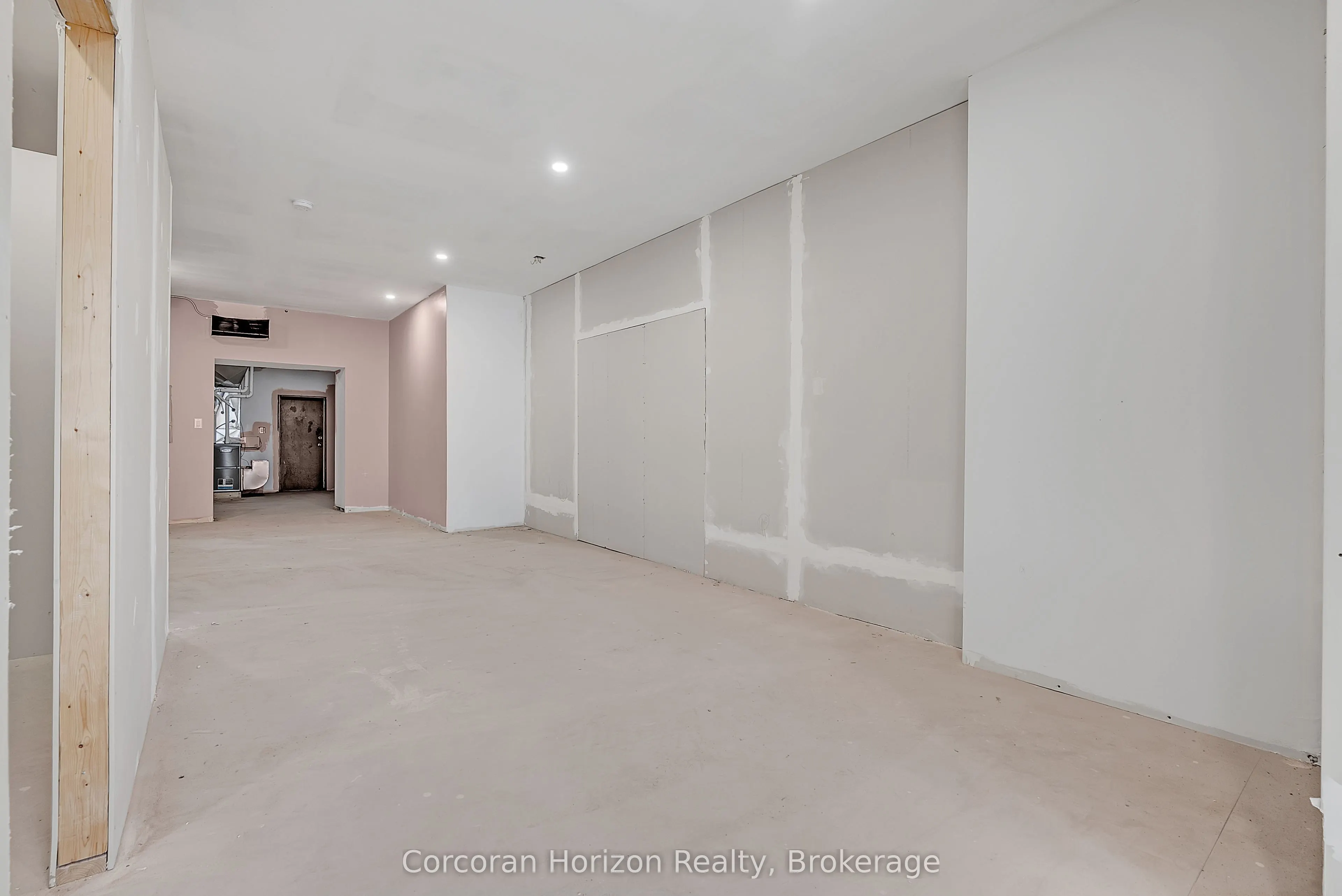 475 KING Street E