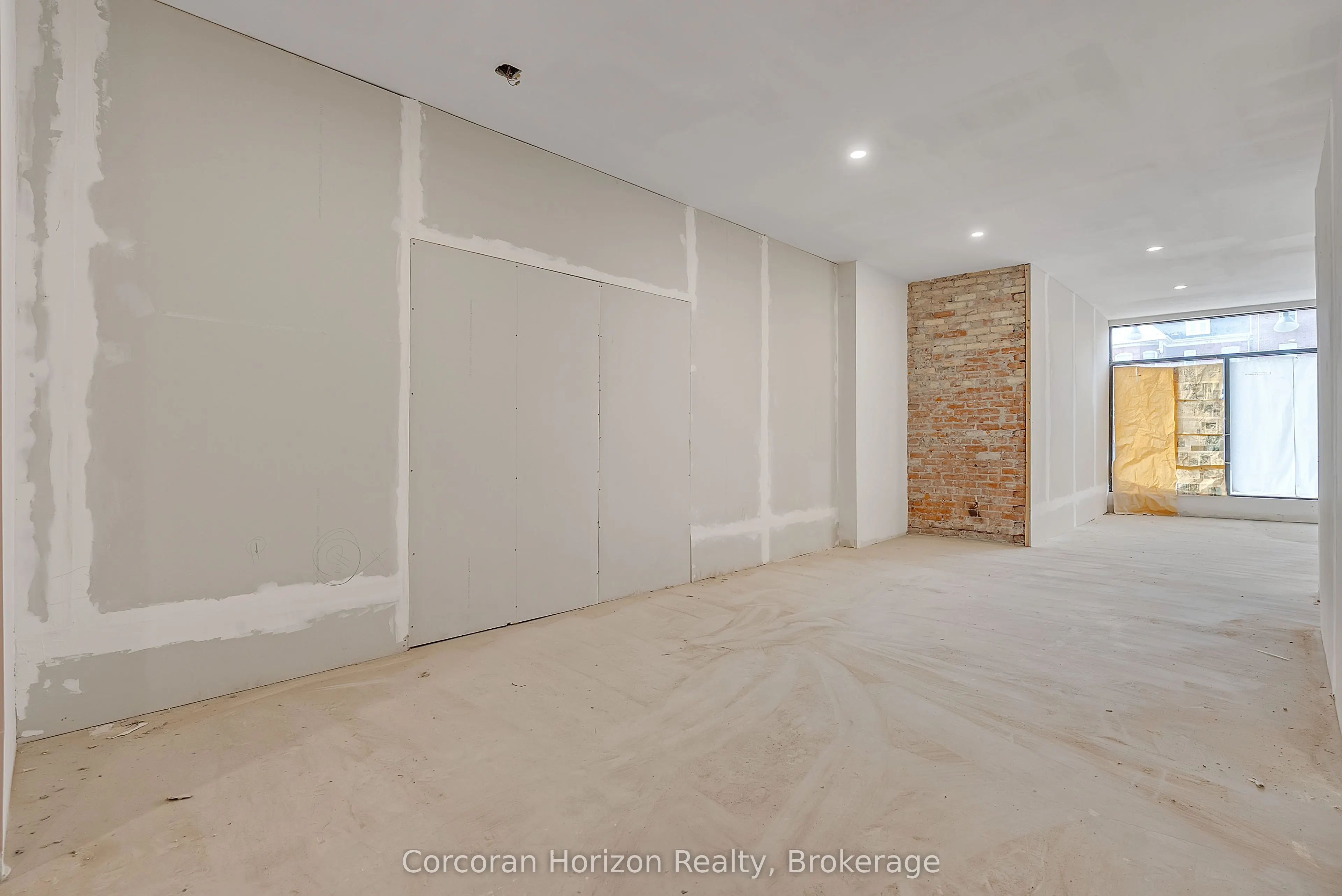 475 KING Street E