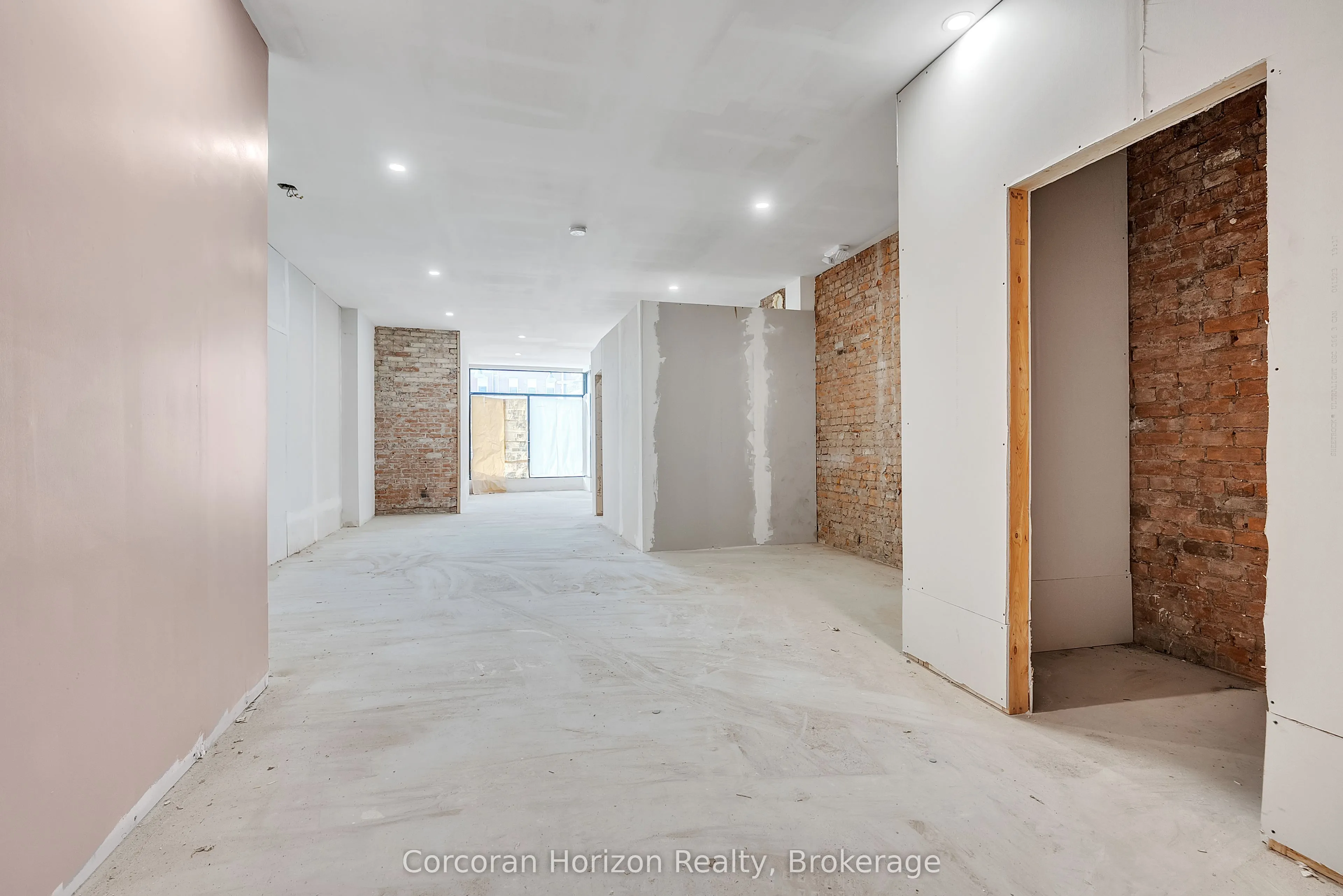 475 KING Street E