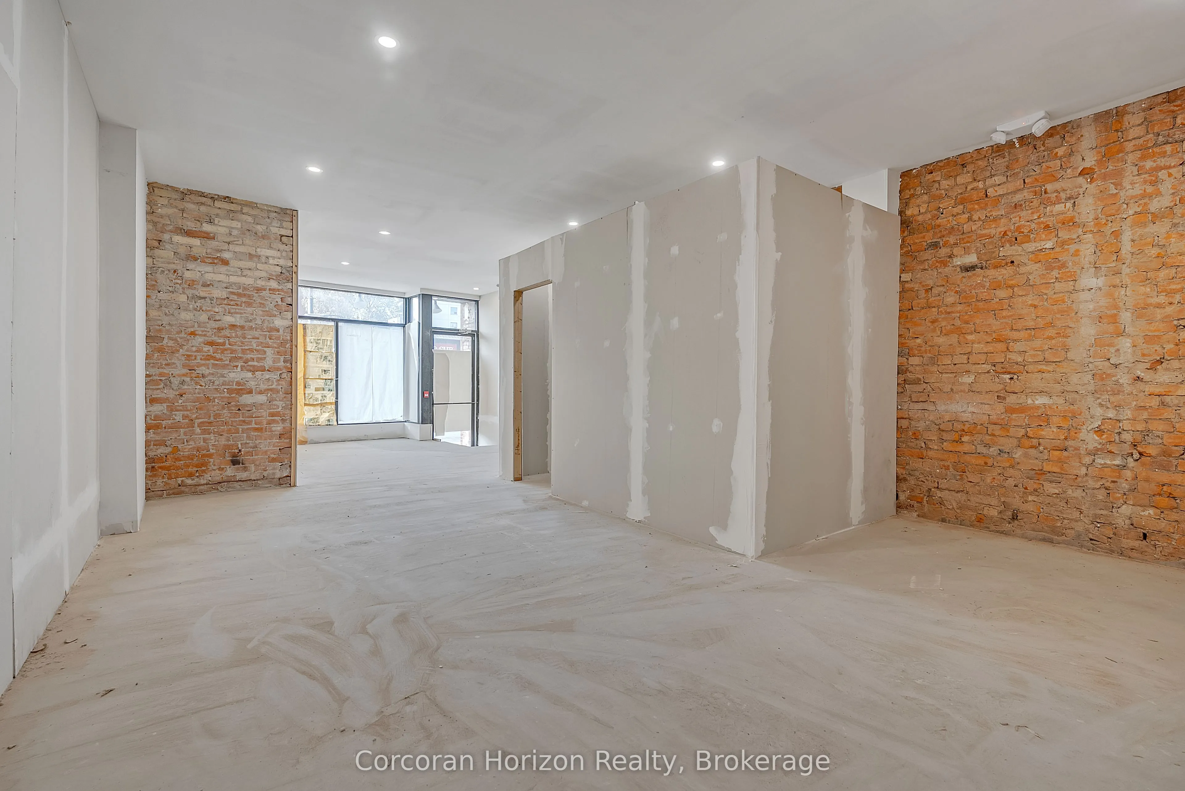 475 KING Street E