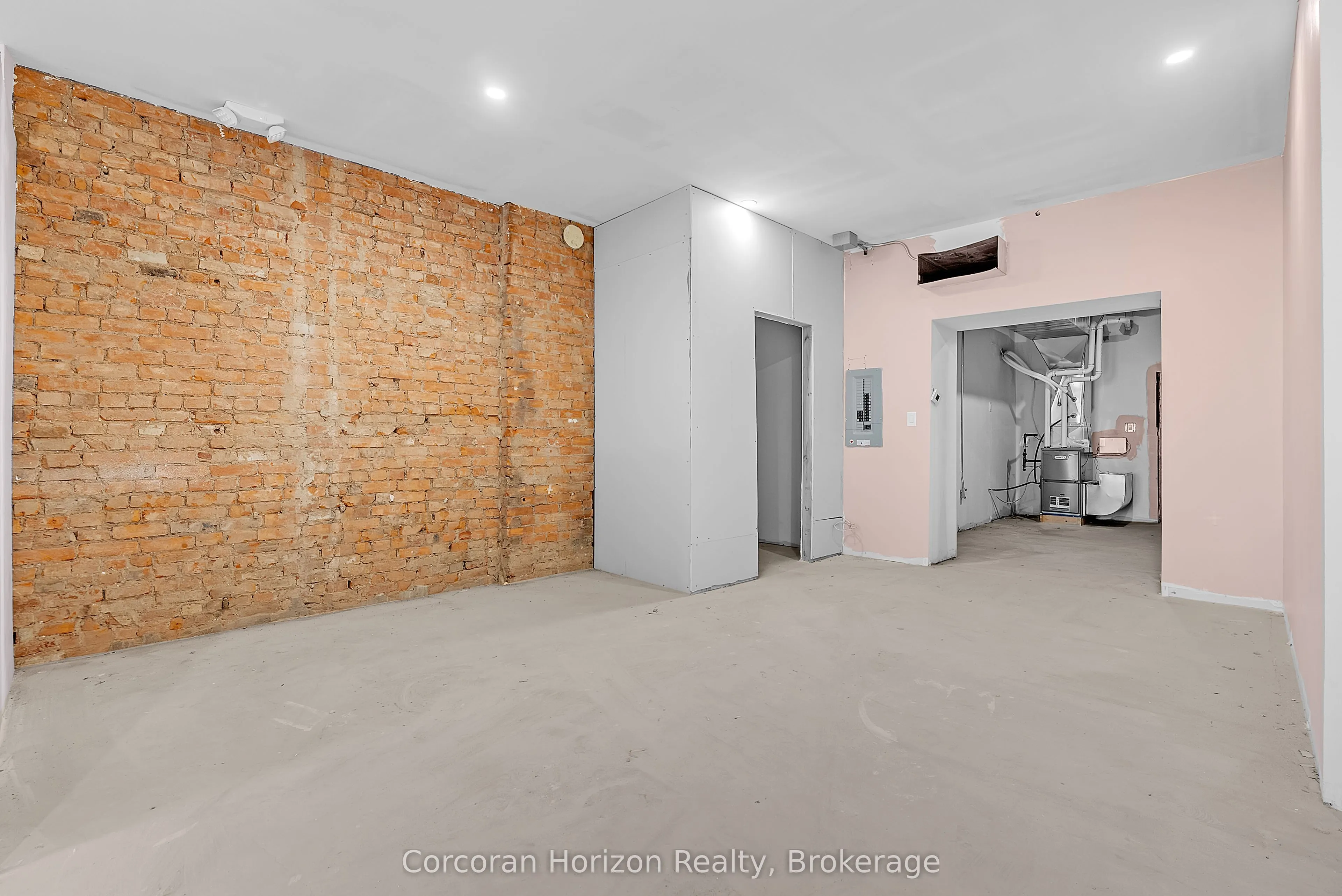 475 KING Street E
