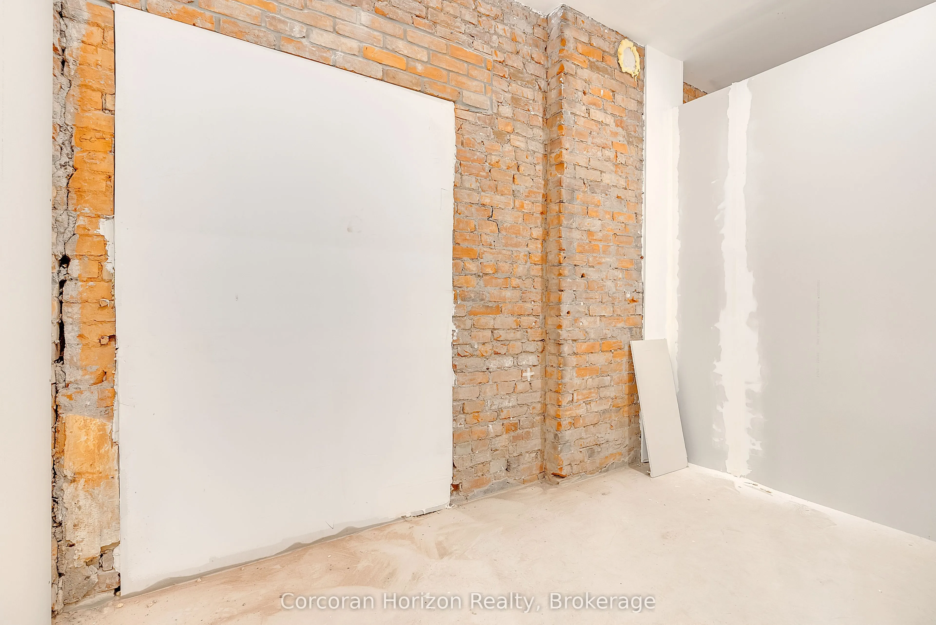 475 KING Street E