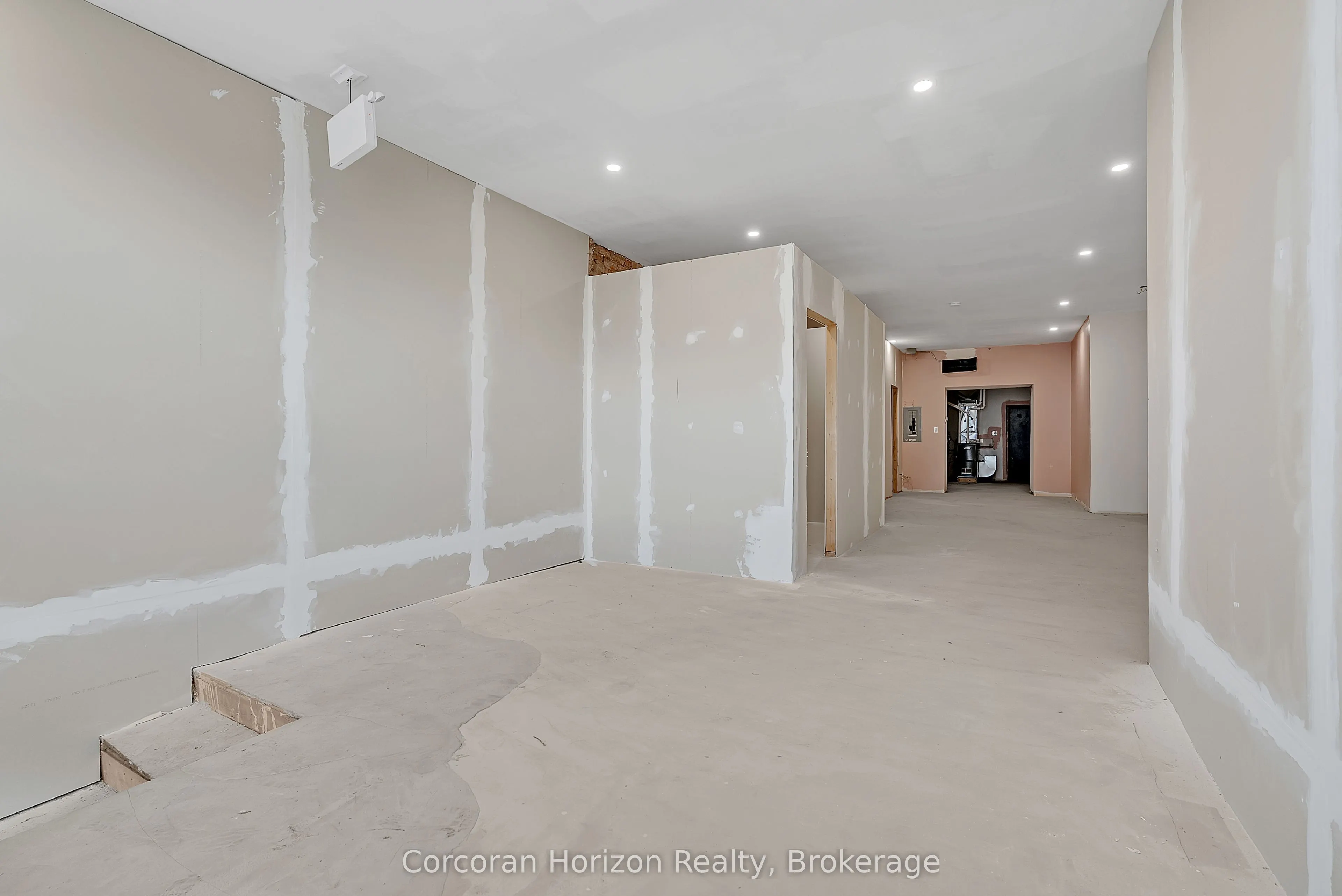 475 KING Street E