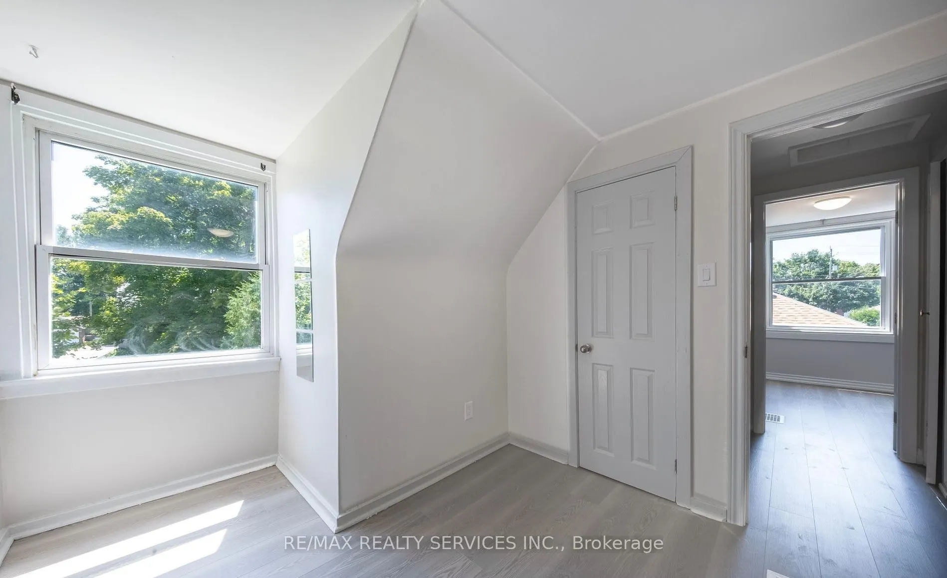 8 Watling st Street N, #Upper