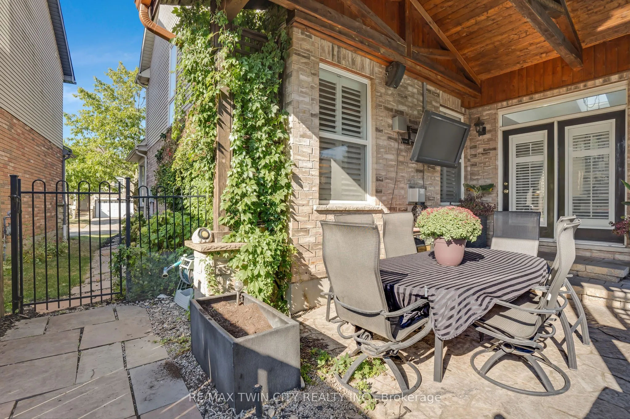 31 Coopershawk Street