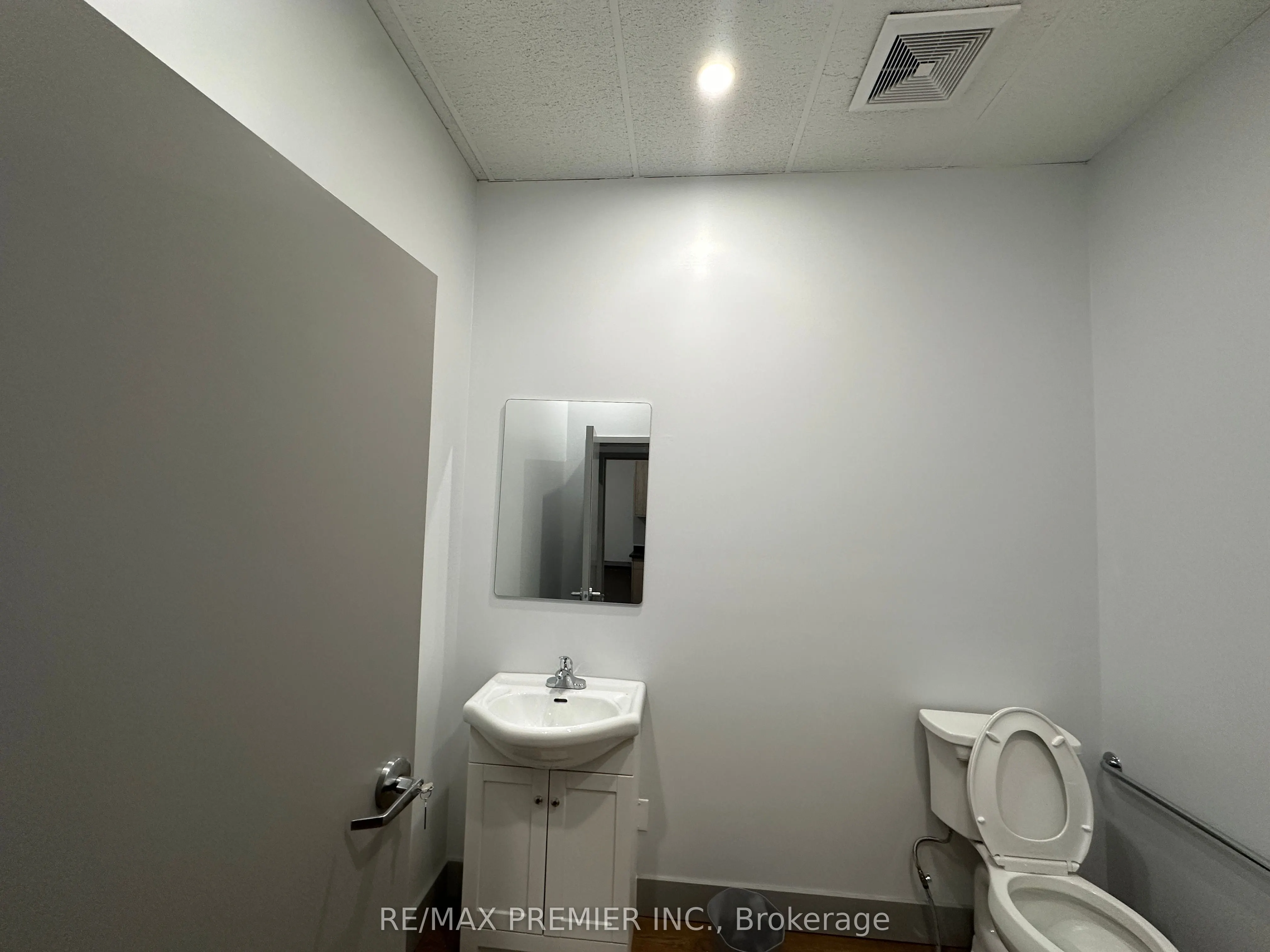 70 King Street E, #L01
