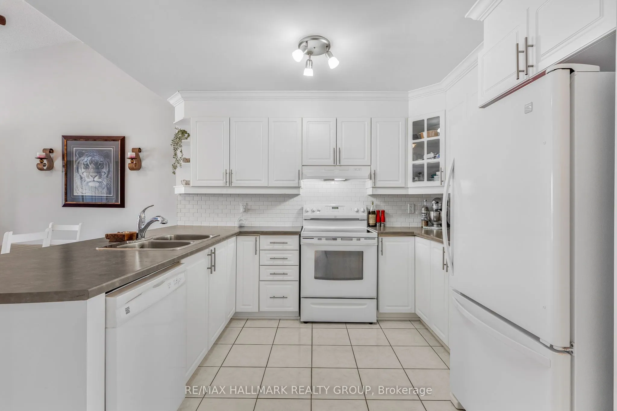 750 ST-JACQUES Street, #202