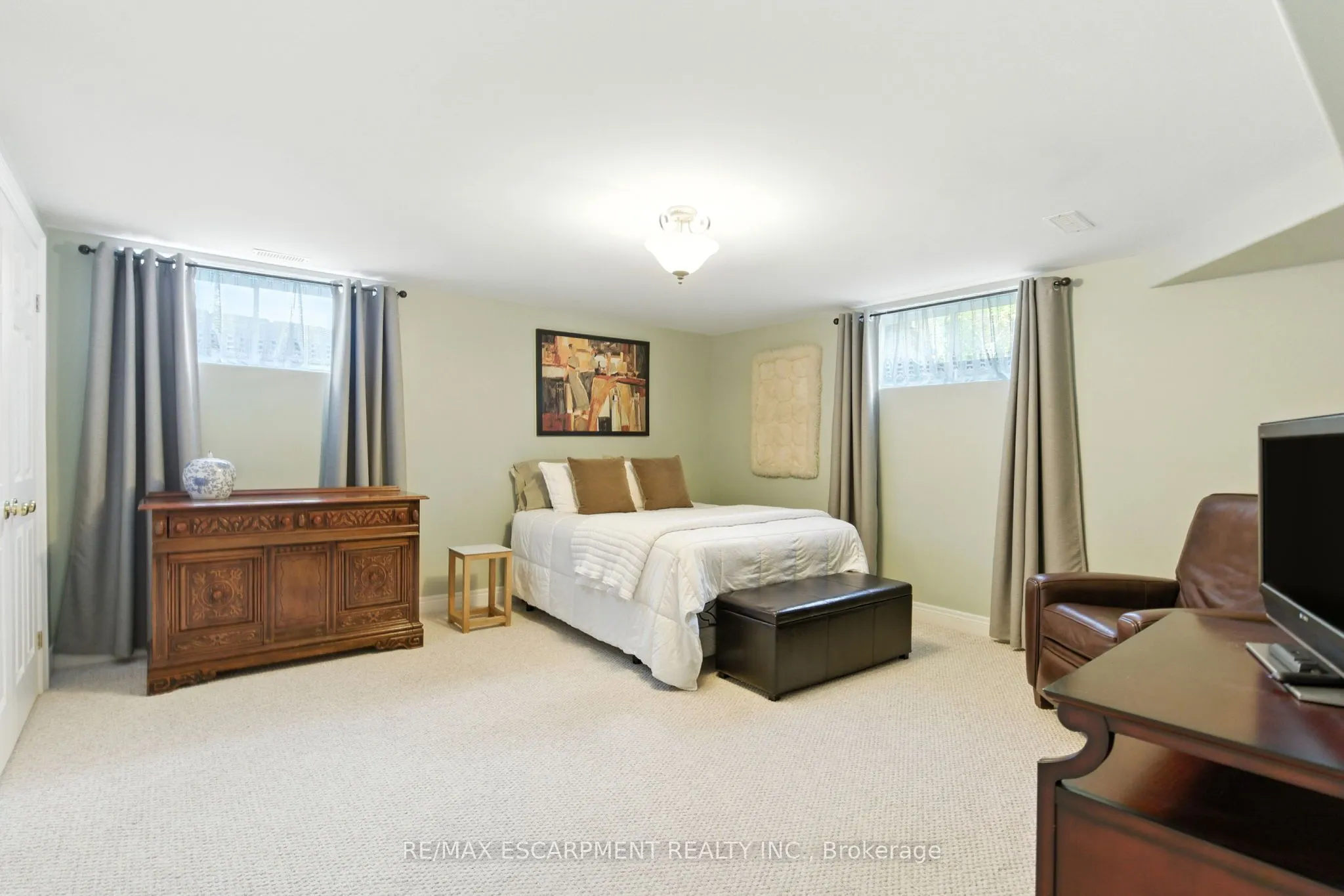 10 Featherstone Avenue