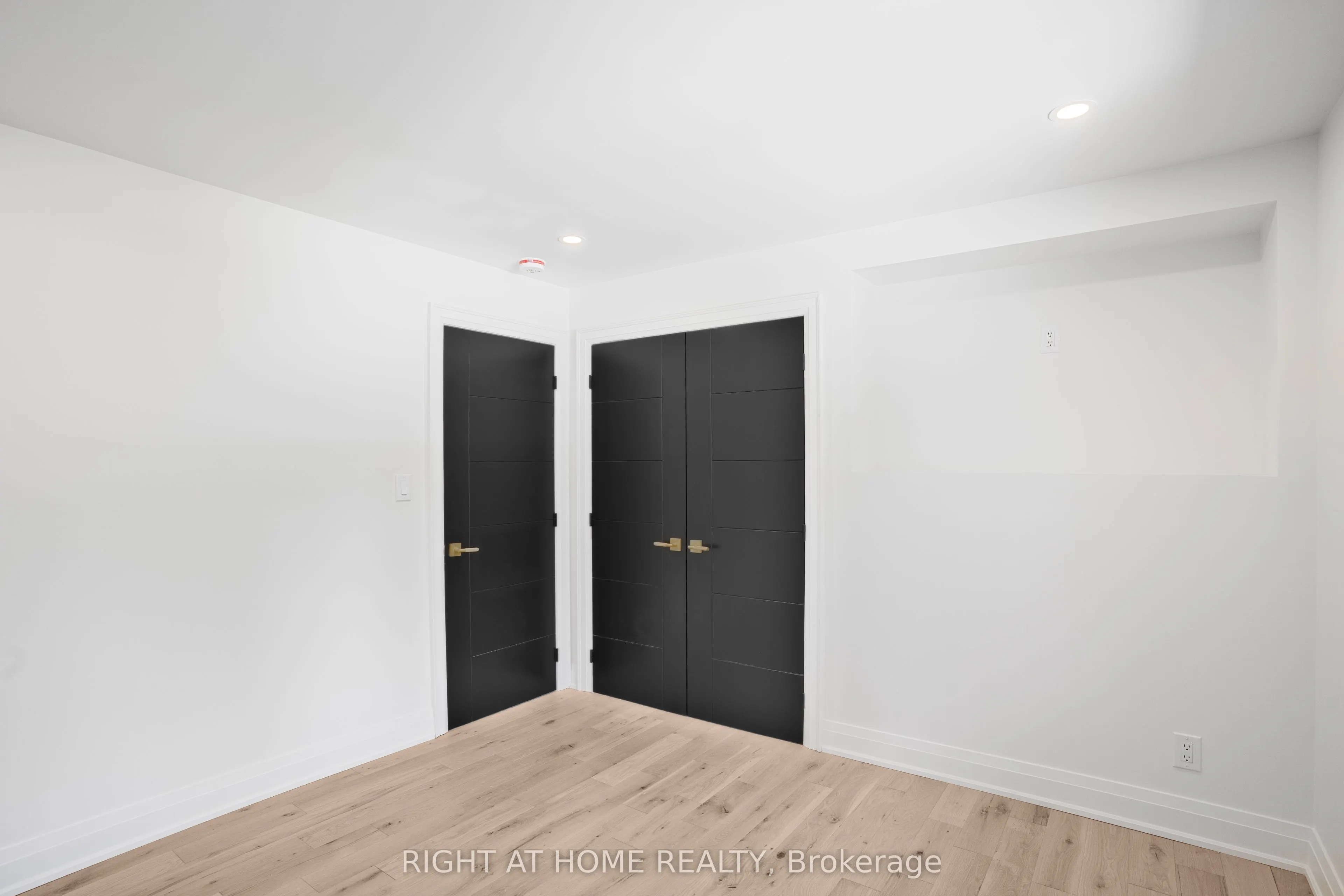 221 Victoria Street E