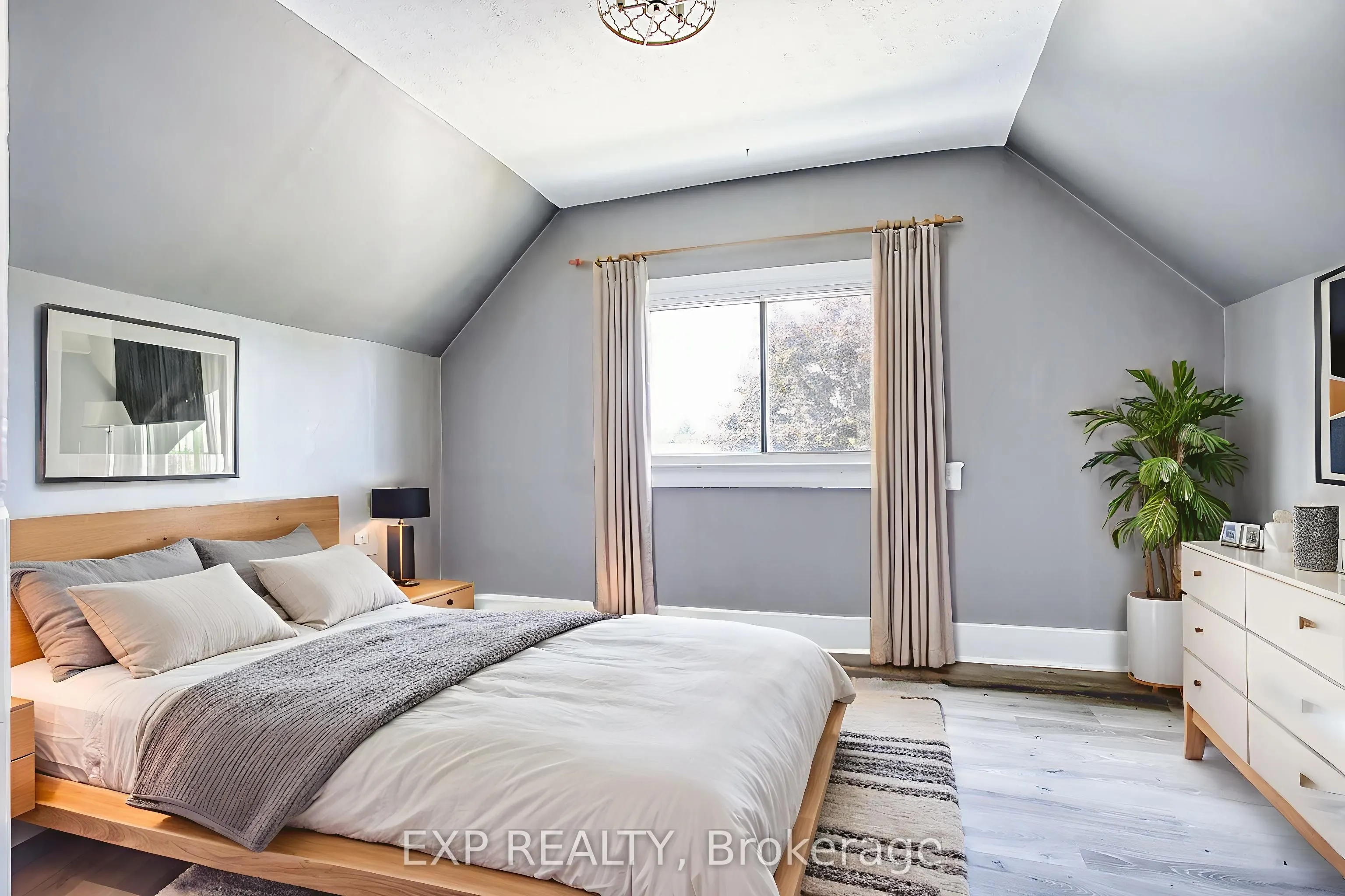 134 Rosslyn Avenue N