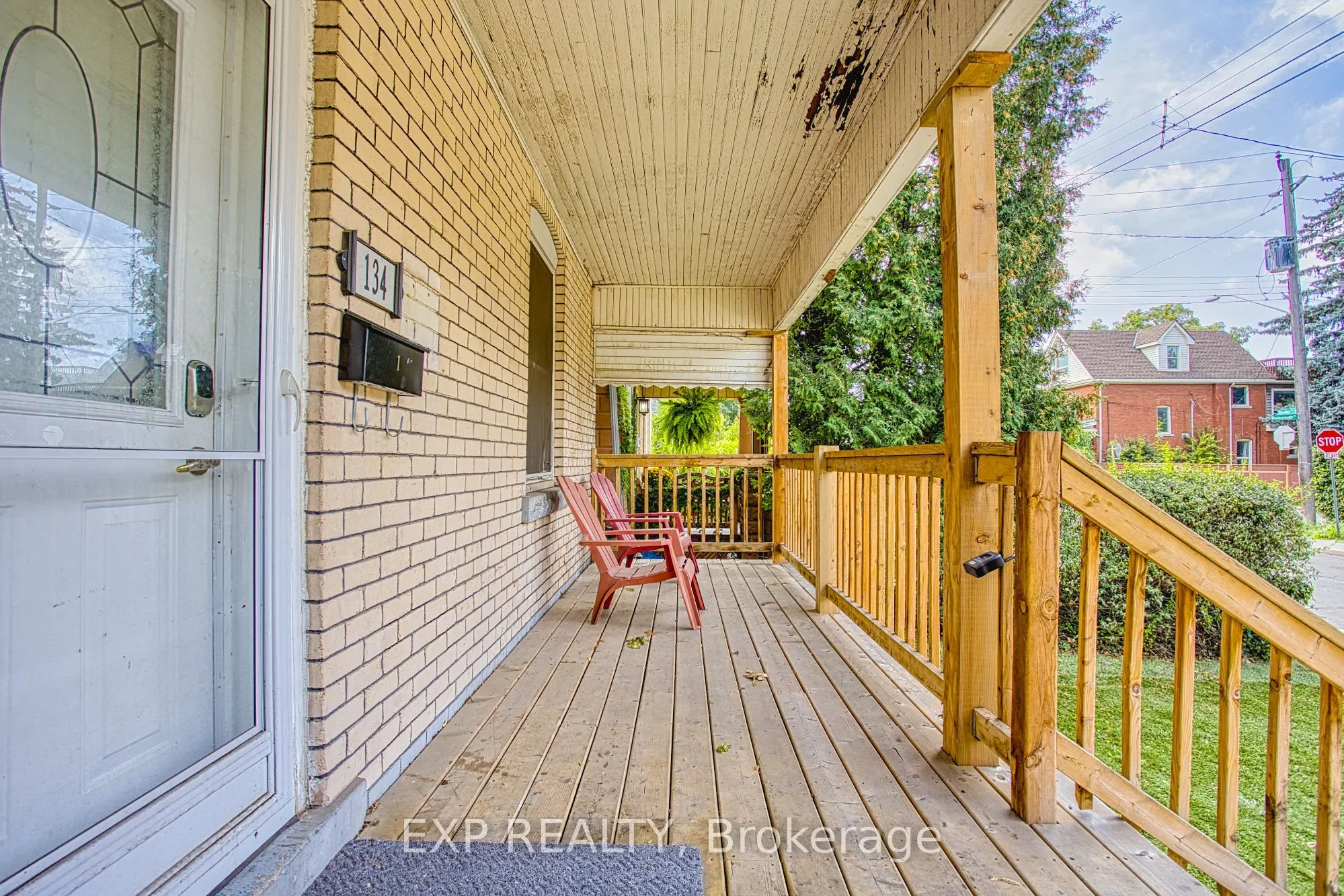 134 Rosslyn Avenue N
