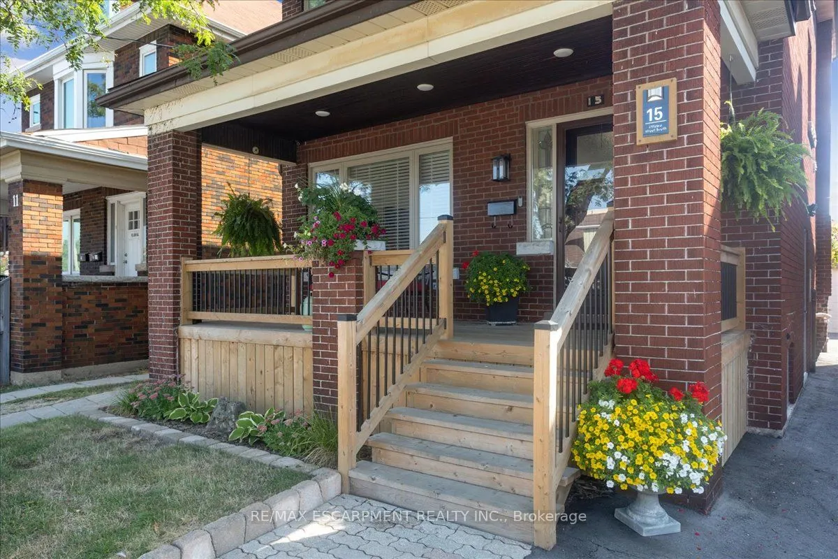 15 Ottawa Street S