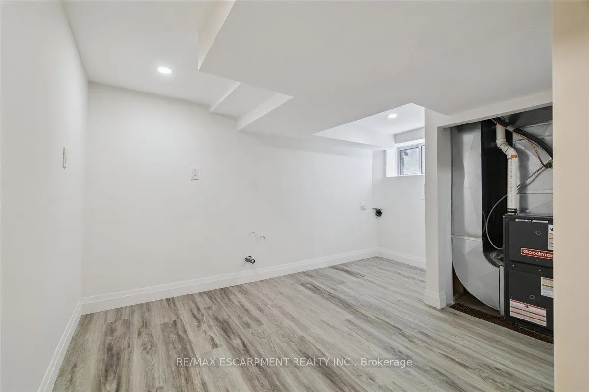 15 Ottawa Street S