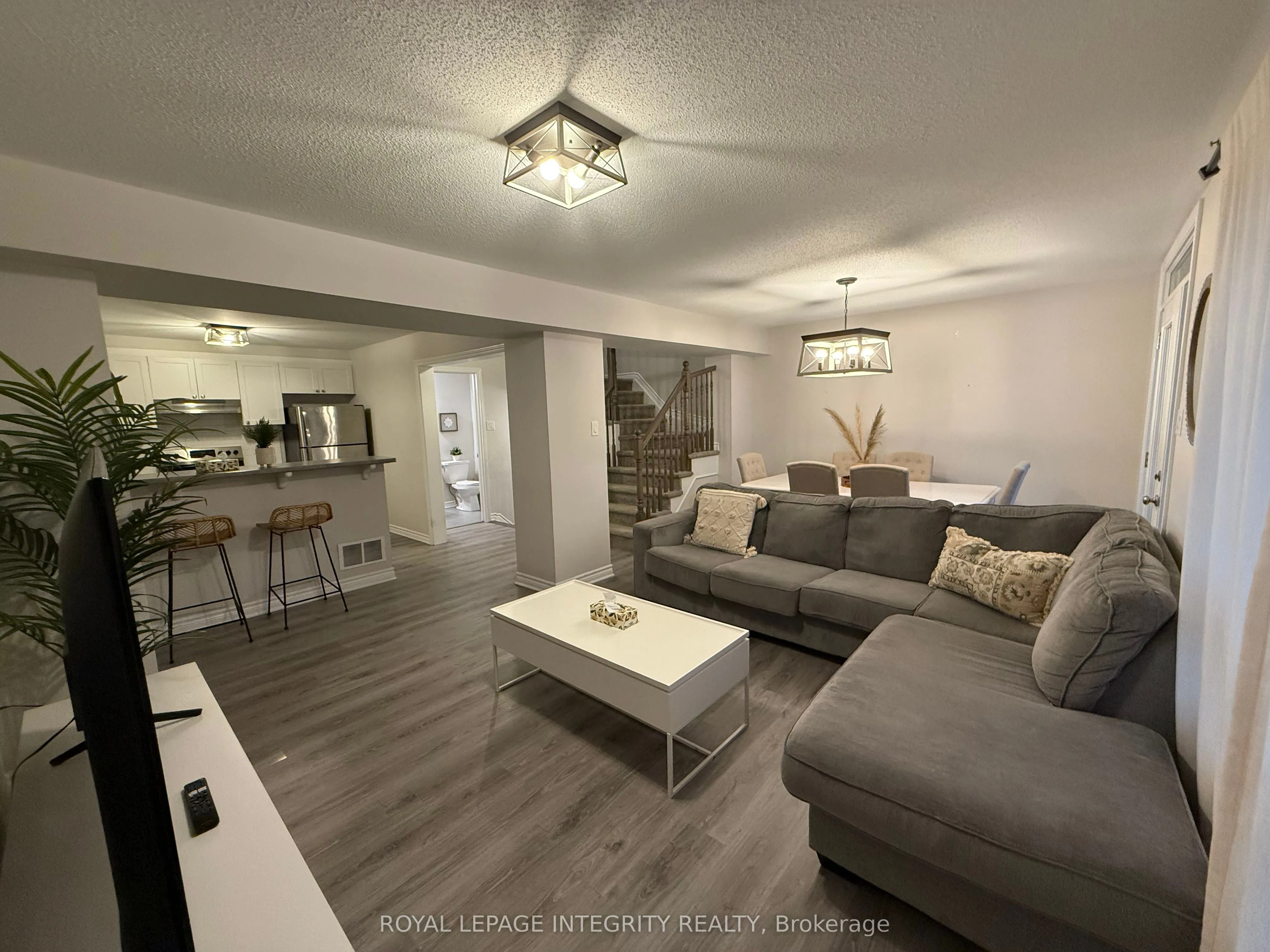 96 Feathertop Lane N