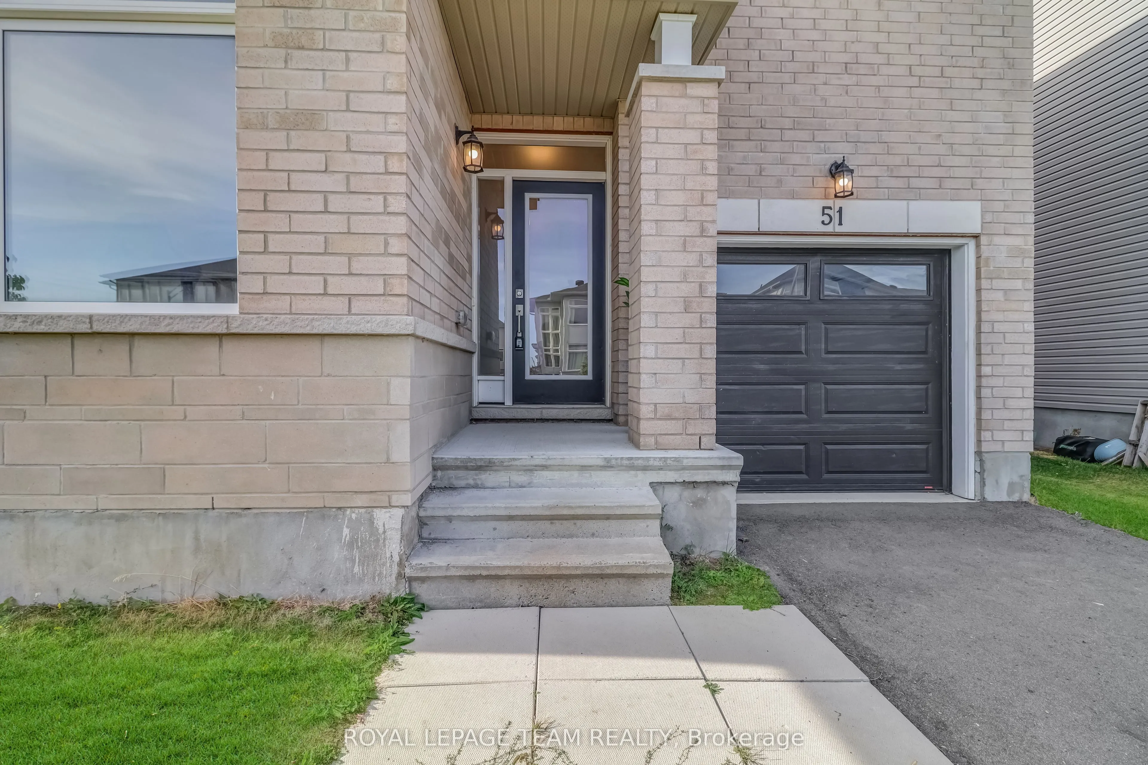 51 Robertson Lane