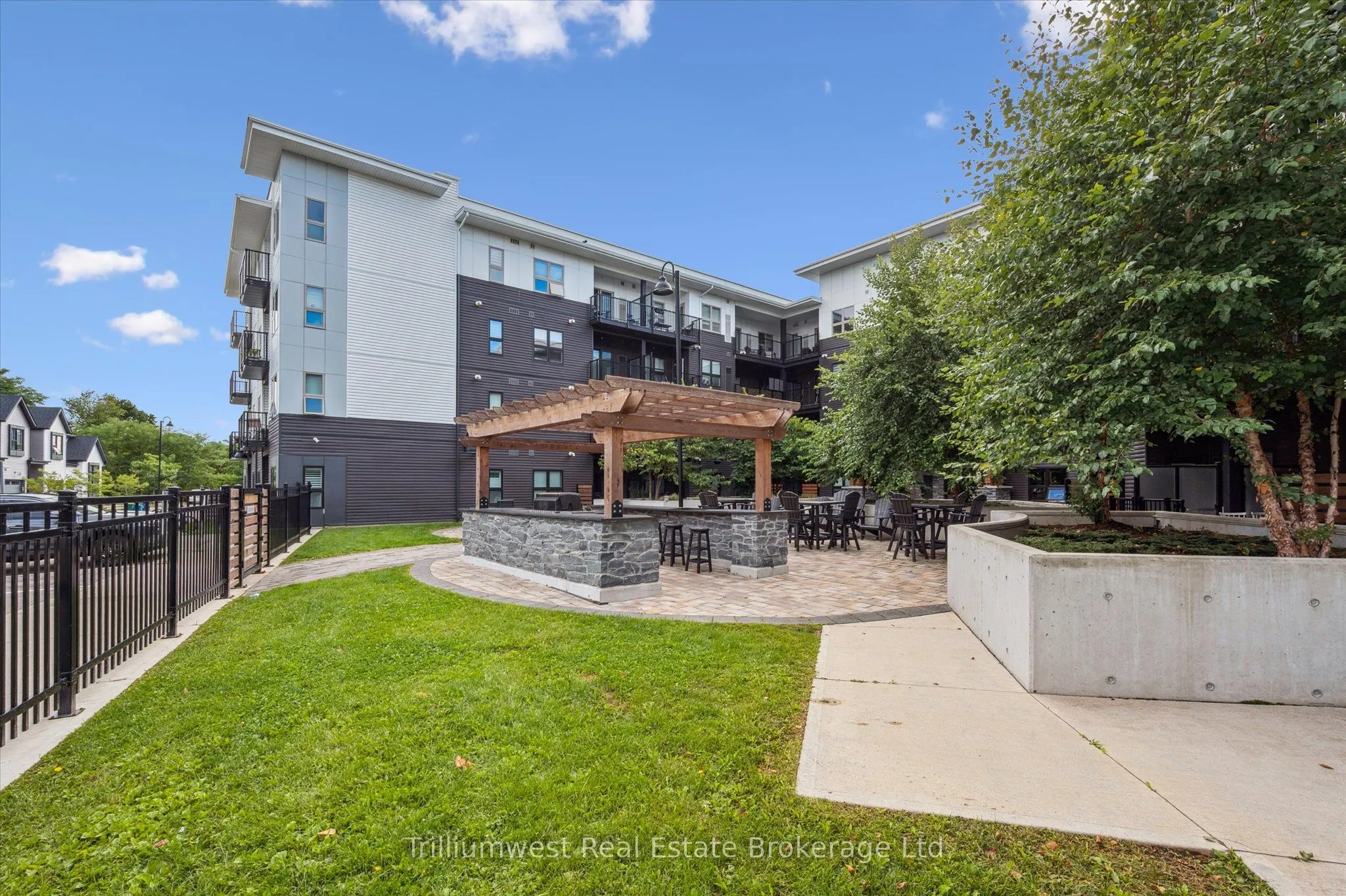 110 Fergus Avenue, #423