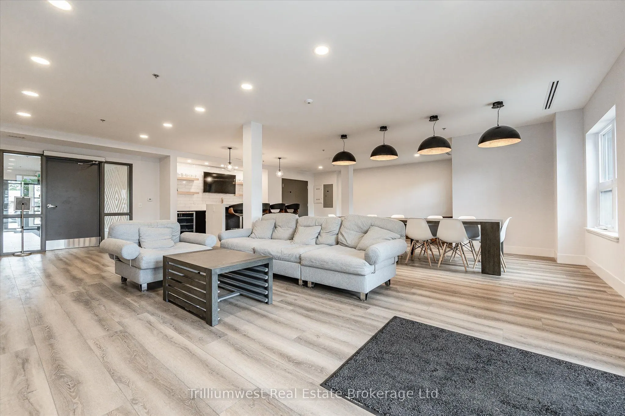 110 Fergus Avenue, #423