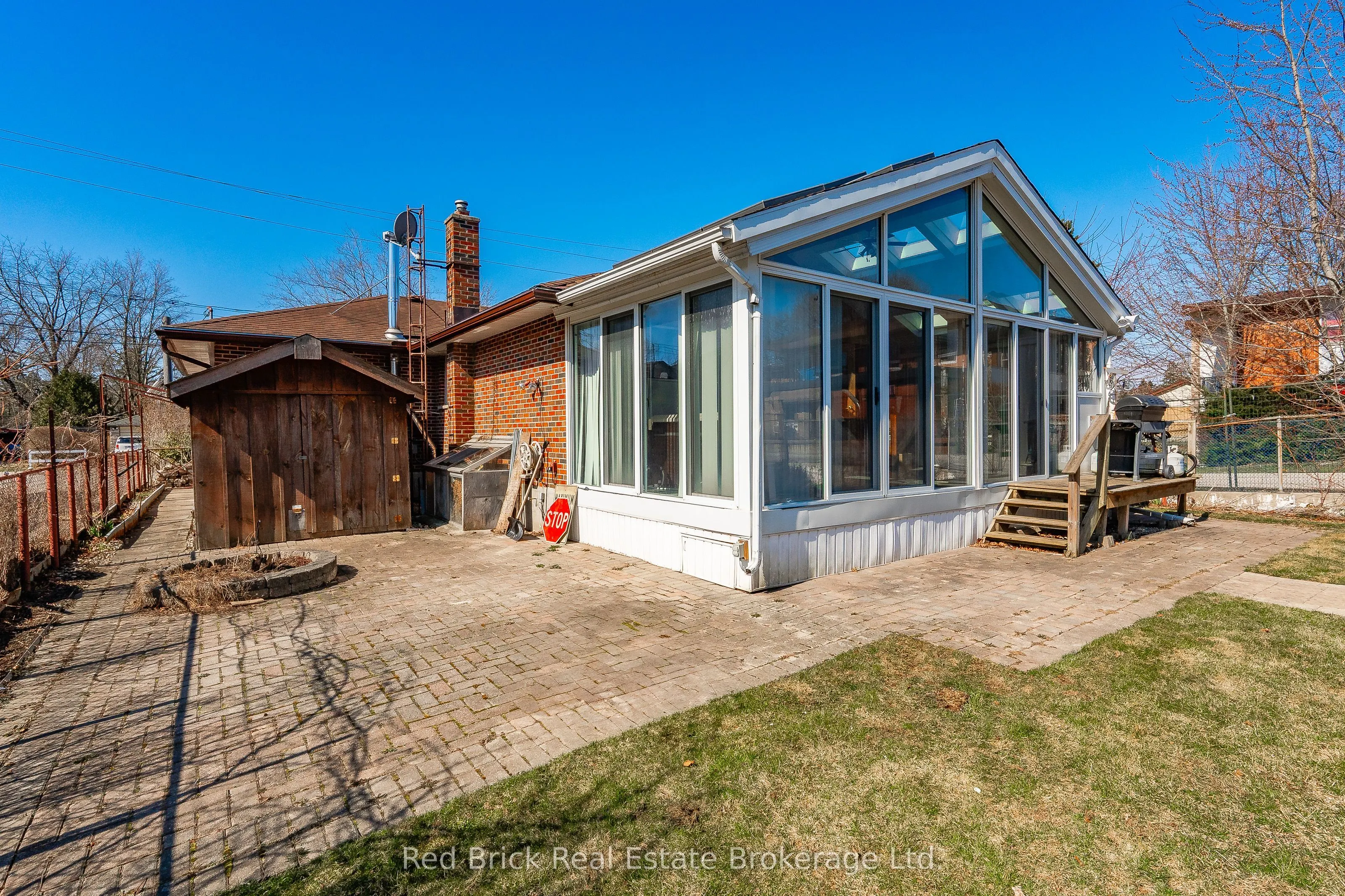 267 Metcalfe Street E