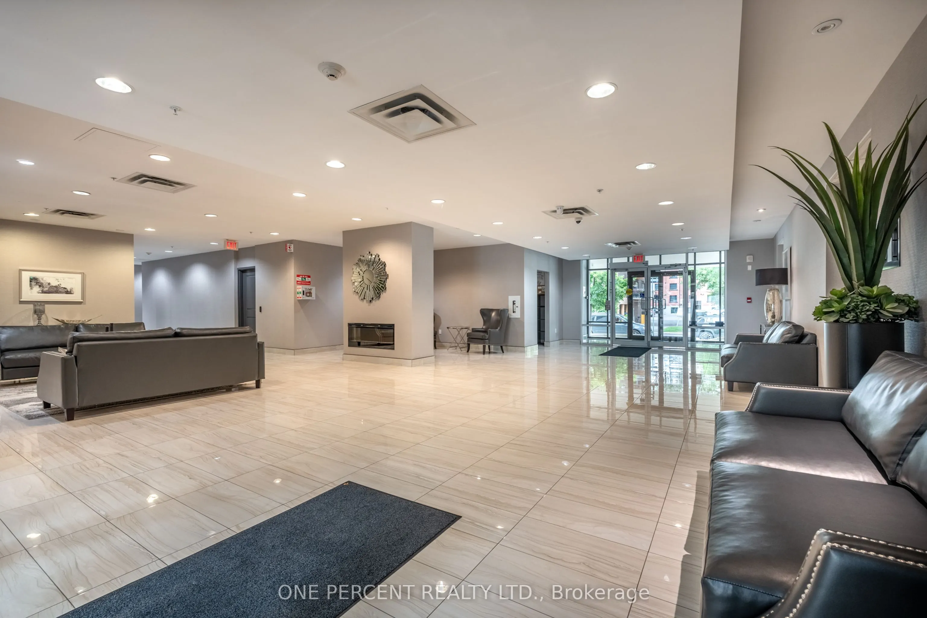 85 Robinson Street, #304