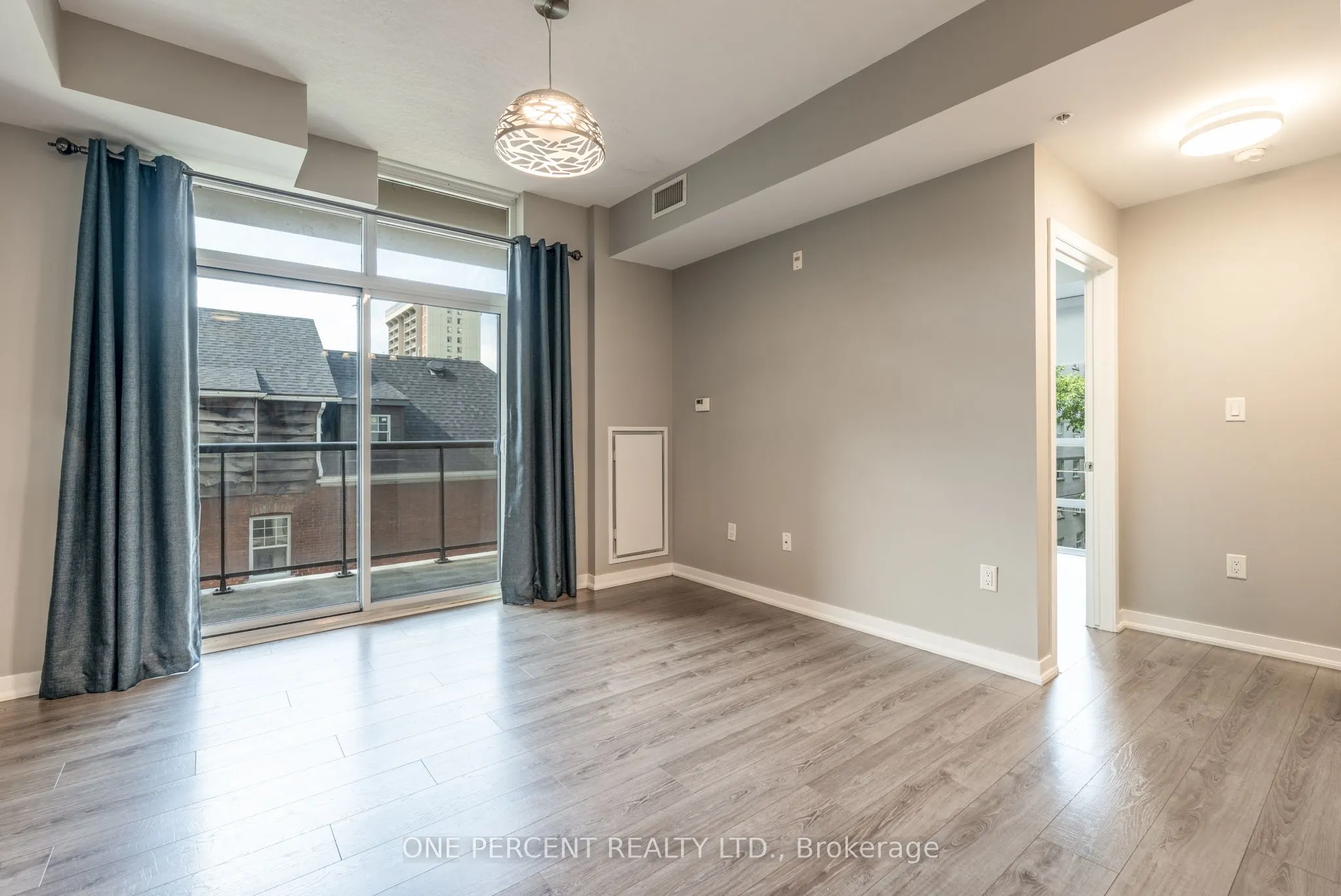 85 Robinson Street, #304