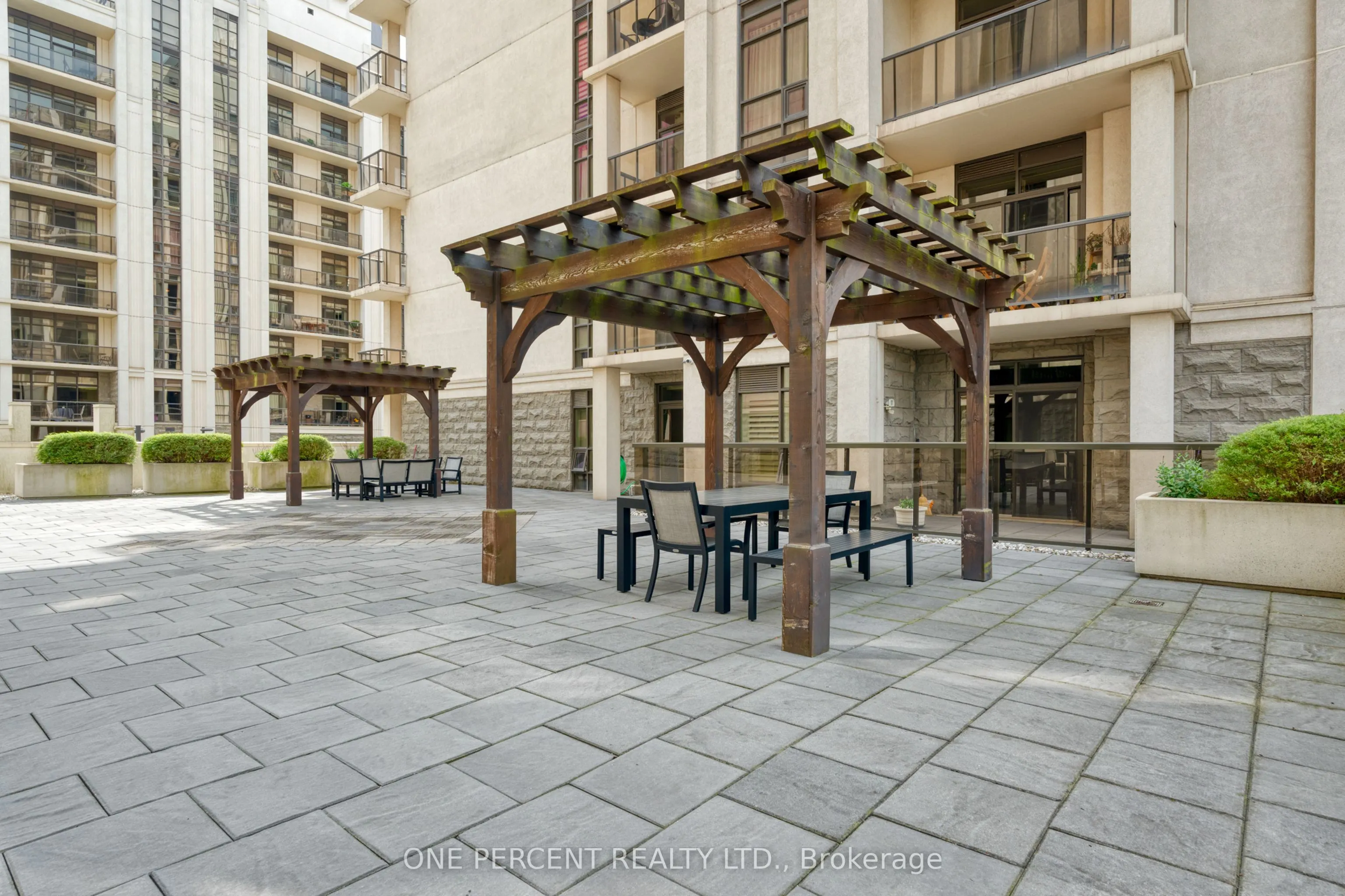 85 Robinson Street, #304