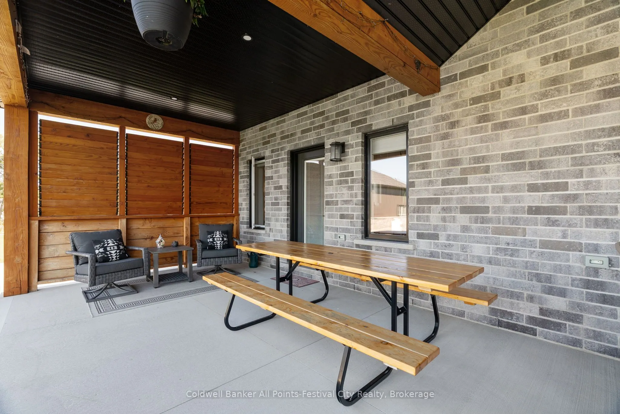 33 Wellington Street S