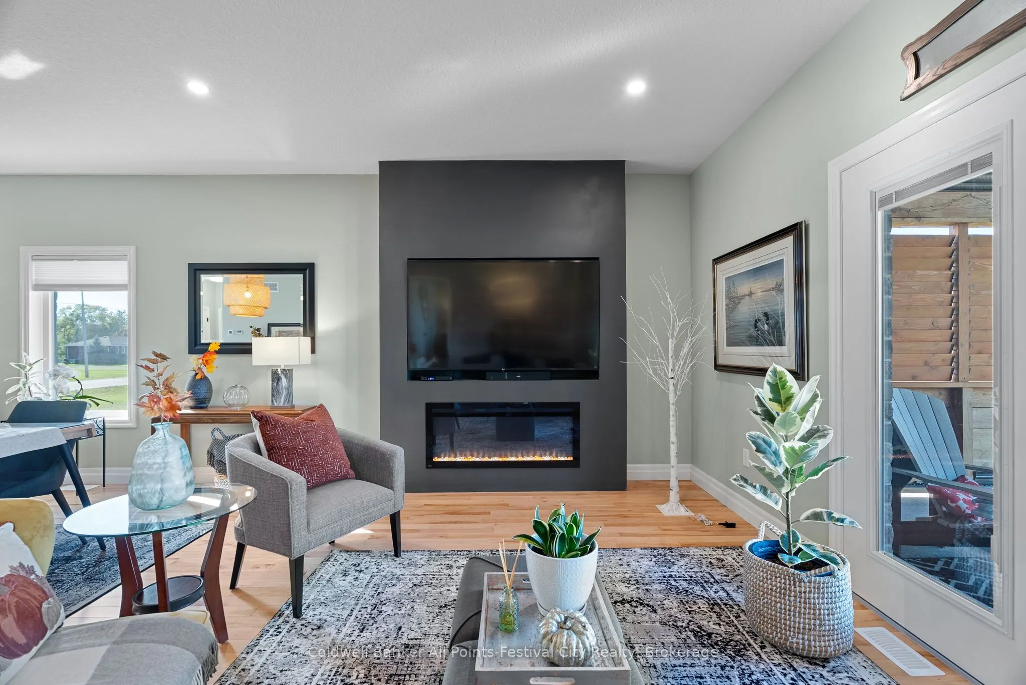 33 Wellington Street S