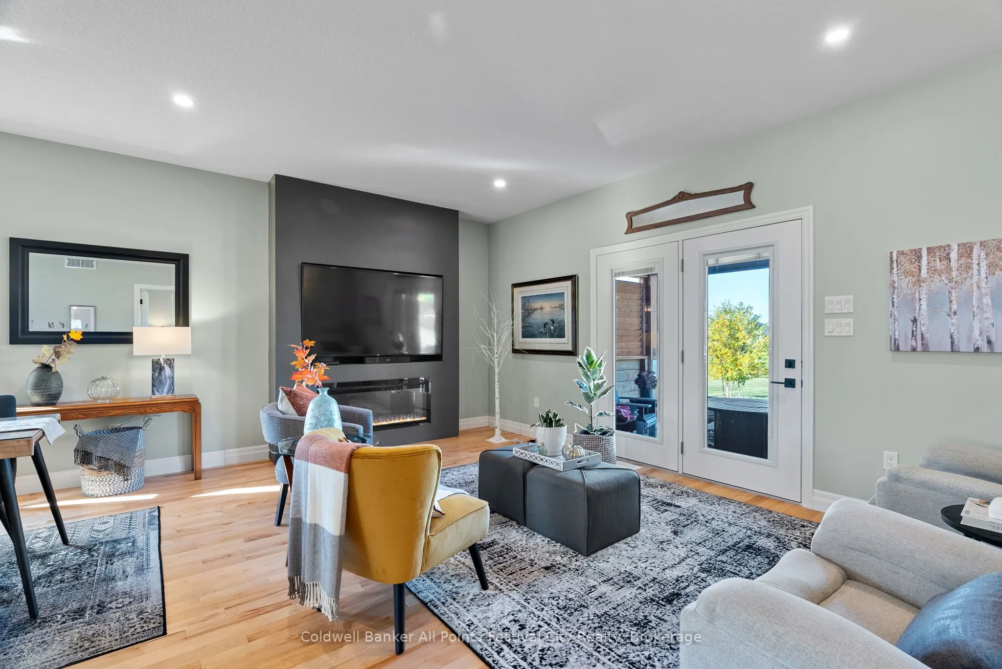 33 Wellington Street S