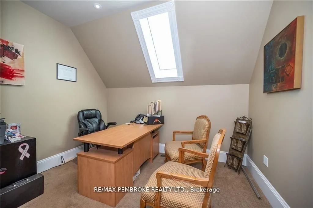 464 Pembroke Street W