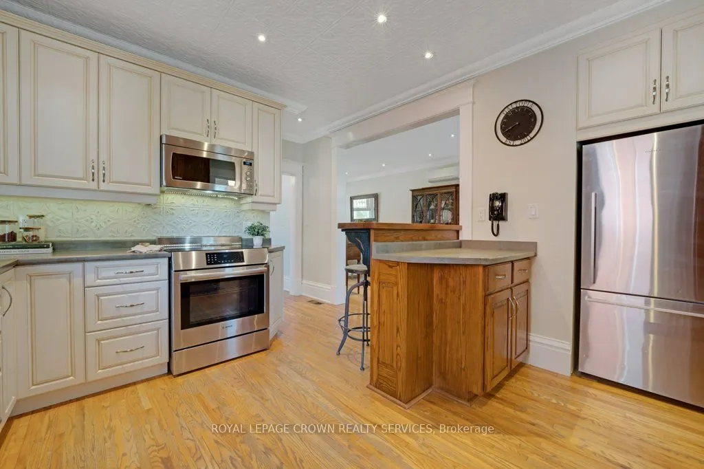 46 Brant Road S