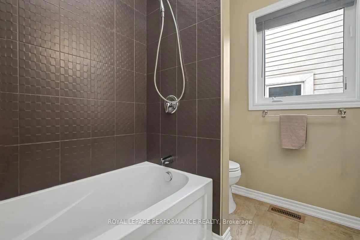 417 Meadowhawk Crescent