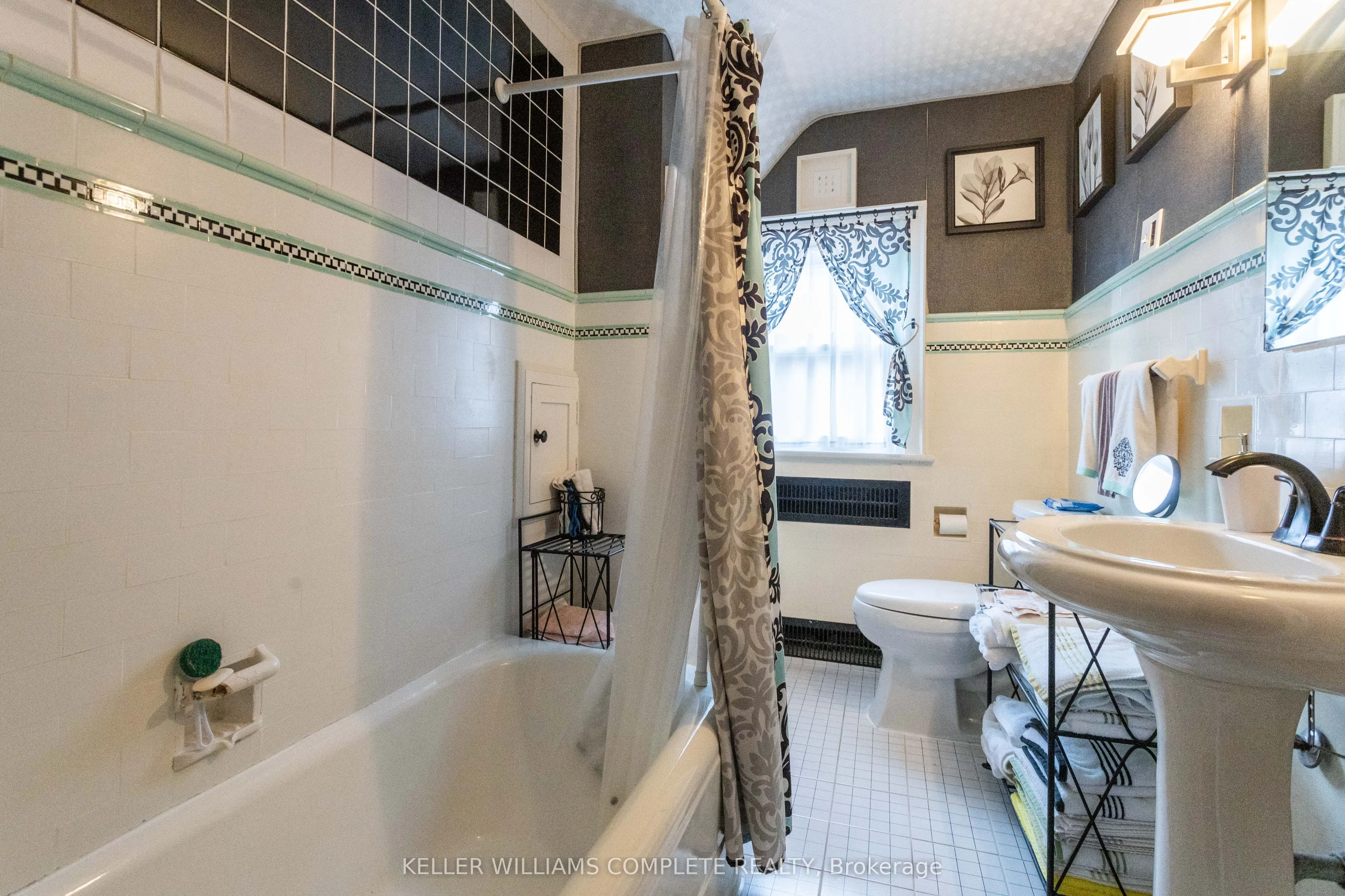 52 Balmoral Avenue S