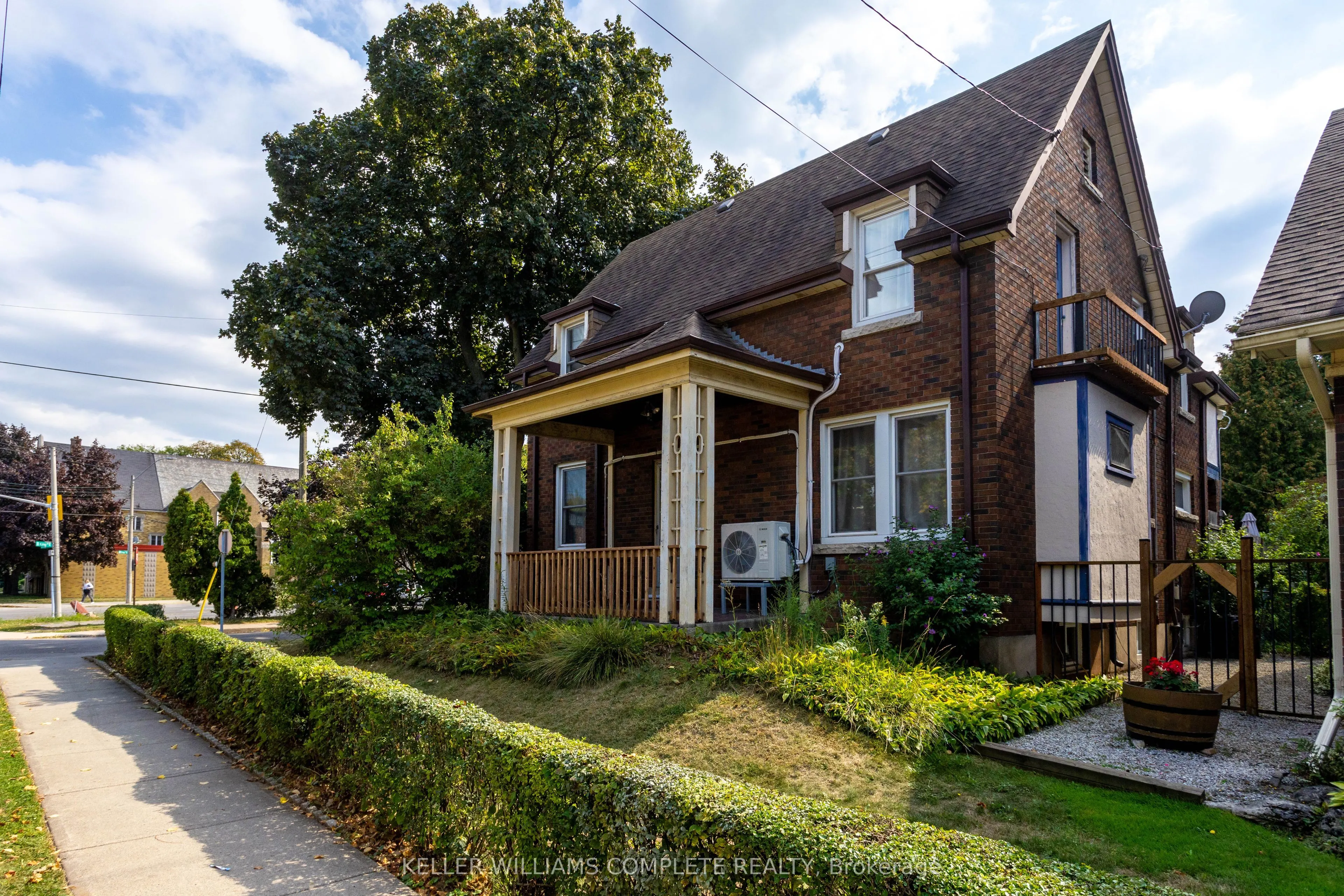 52 Balmoral Avenue S