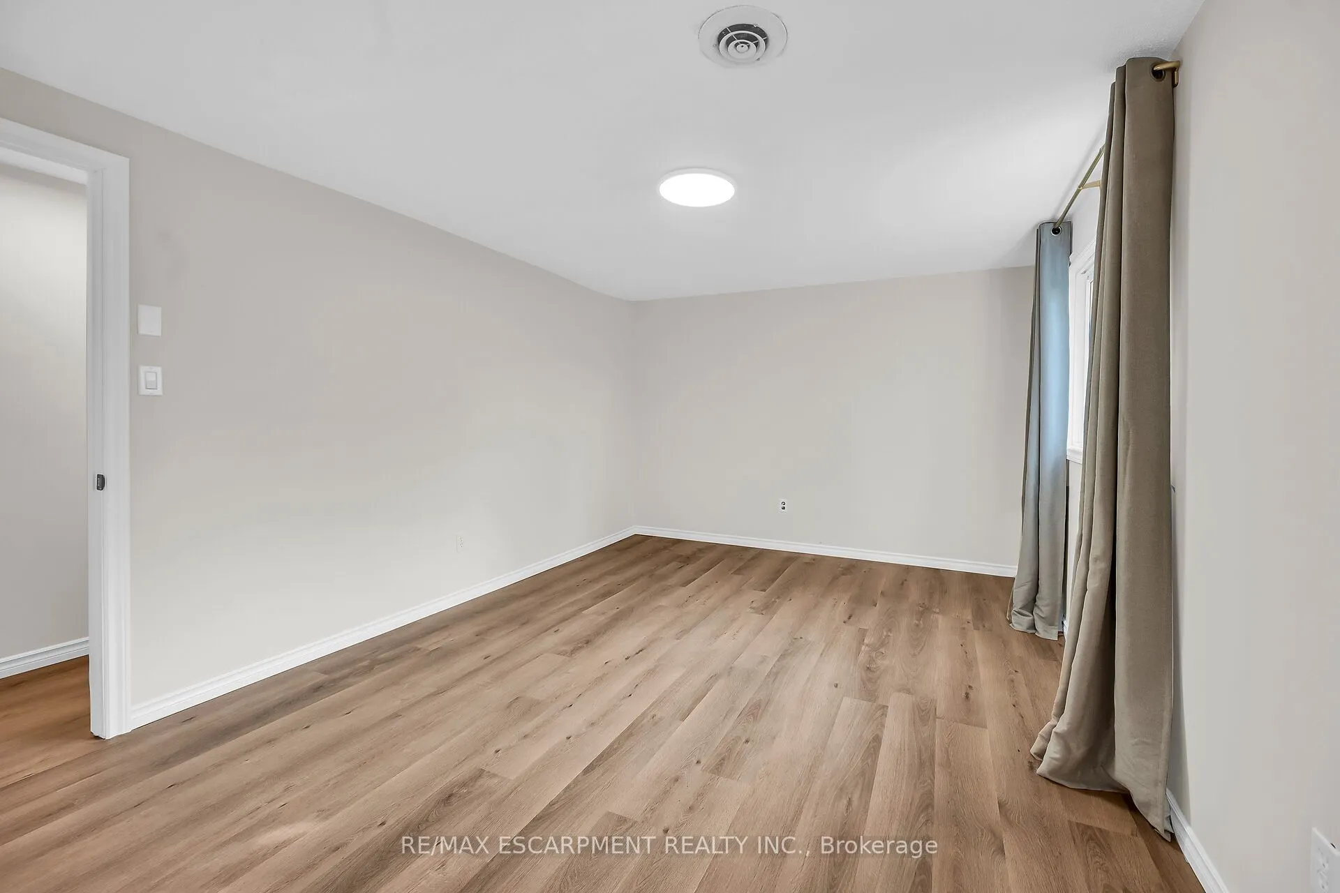 494 Kortright Road W