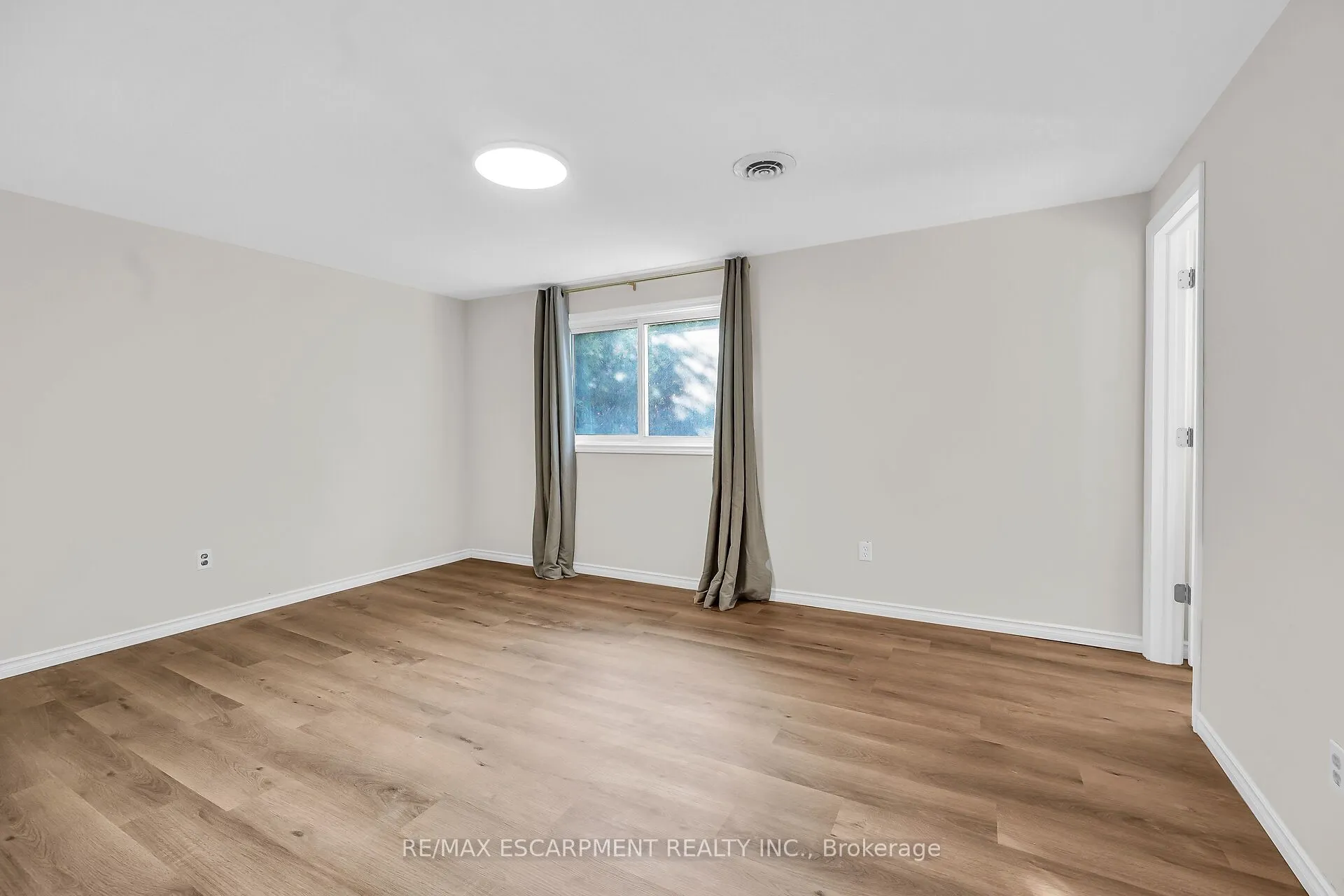 494 Kortright Road W