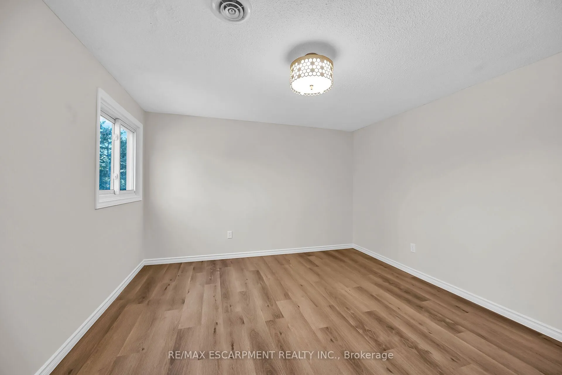 494 Kortright Road W