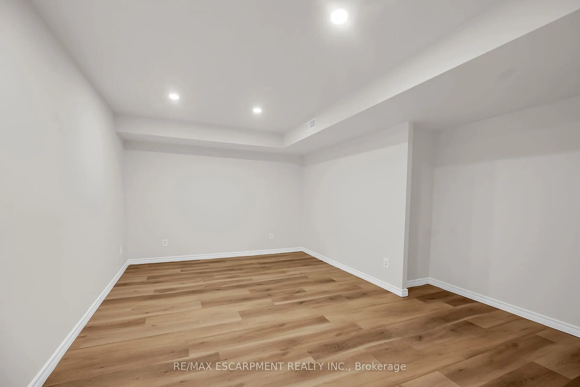 494 Kortright Road W
